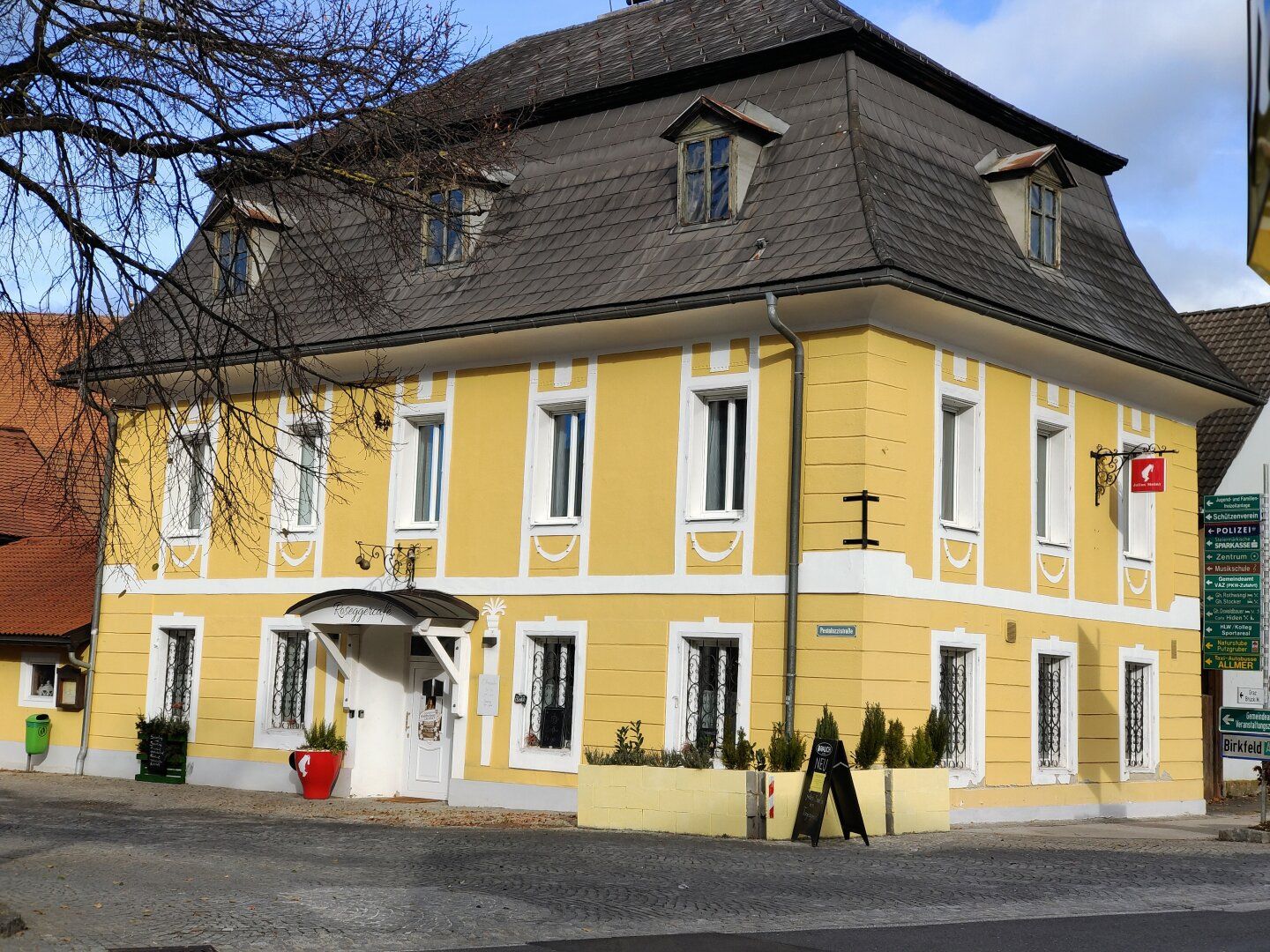 Top verpachtetes Cafe mit Zimmervermietung - Plus exklusives Wohnhaus mit Innenhof und Garten für den neuen Eigentümer