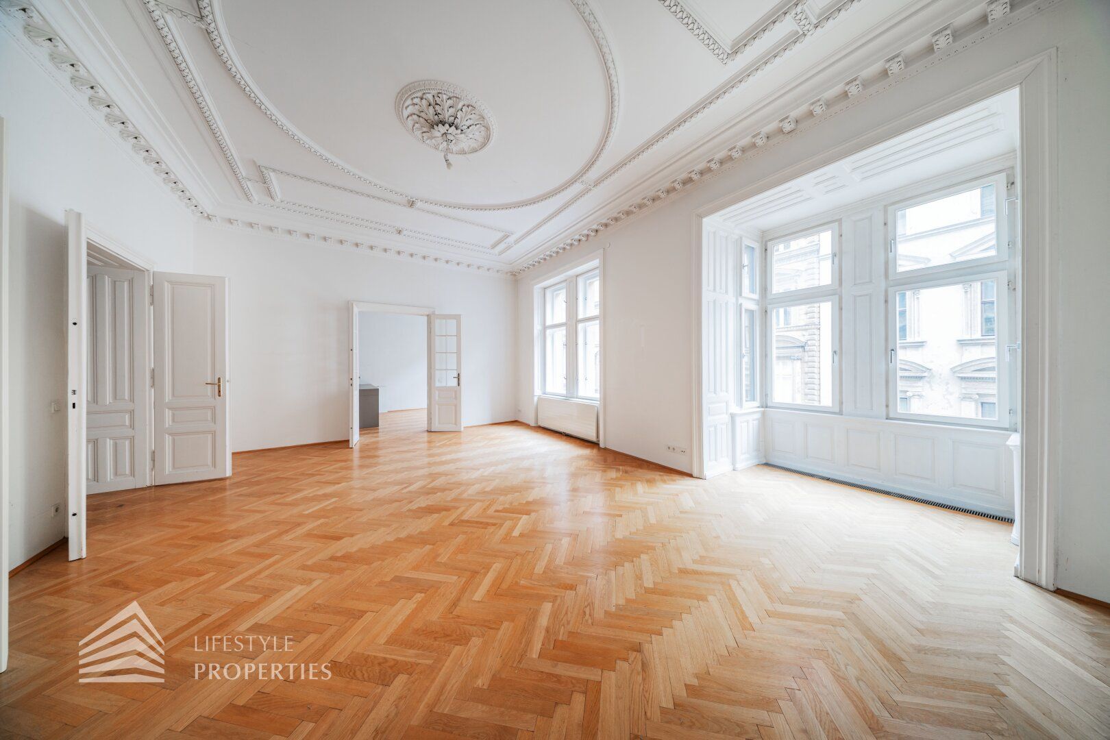 Attraktive 3-Zimmer Altbauwohnung mit Balkon, Nähe Karlsplatz
