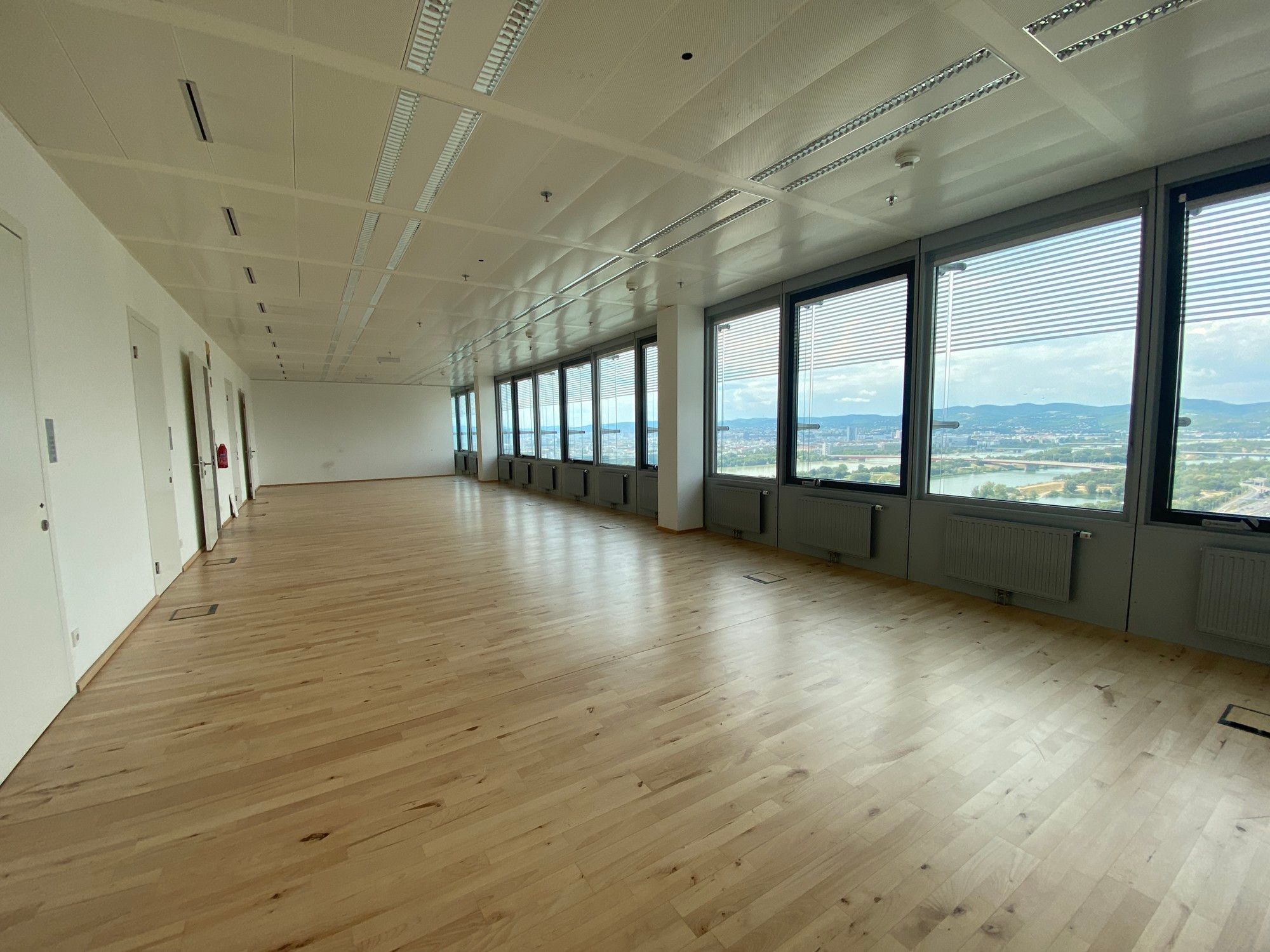 ARES TOWER Moderne Büros mit Weitblick! - Ansicht 3
