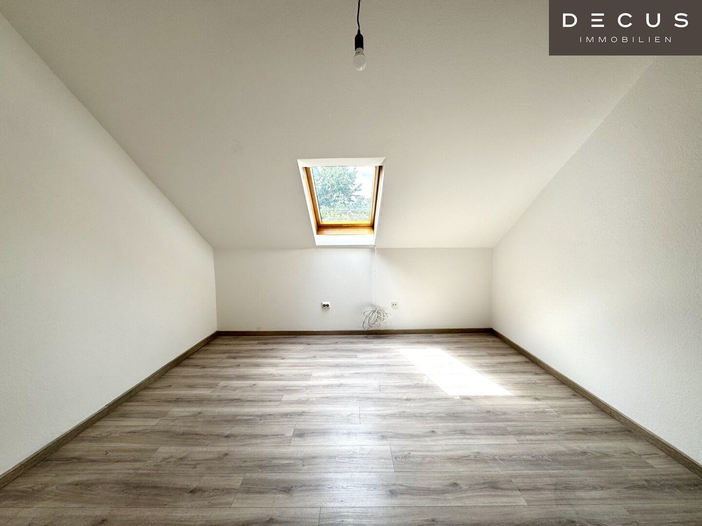 | CHARMANTE DACHGESCHOSSWOHNUNG | HELL & ZENTRAL | 4. OG | IDEAL FÜR SINGLES & STUDENTEN | TOP LAGE | NÄHE UNI