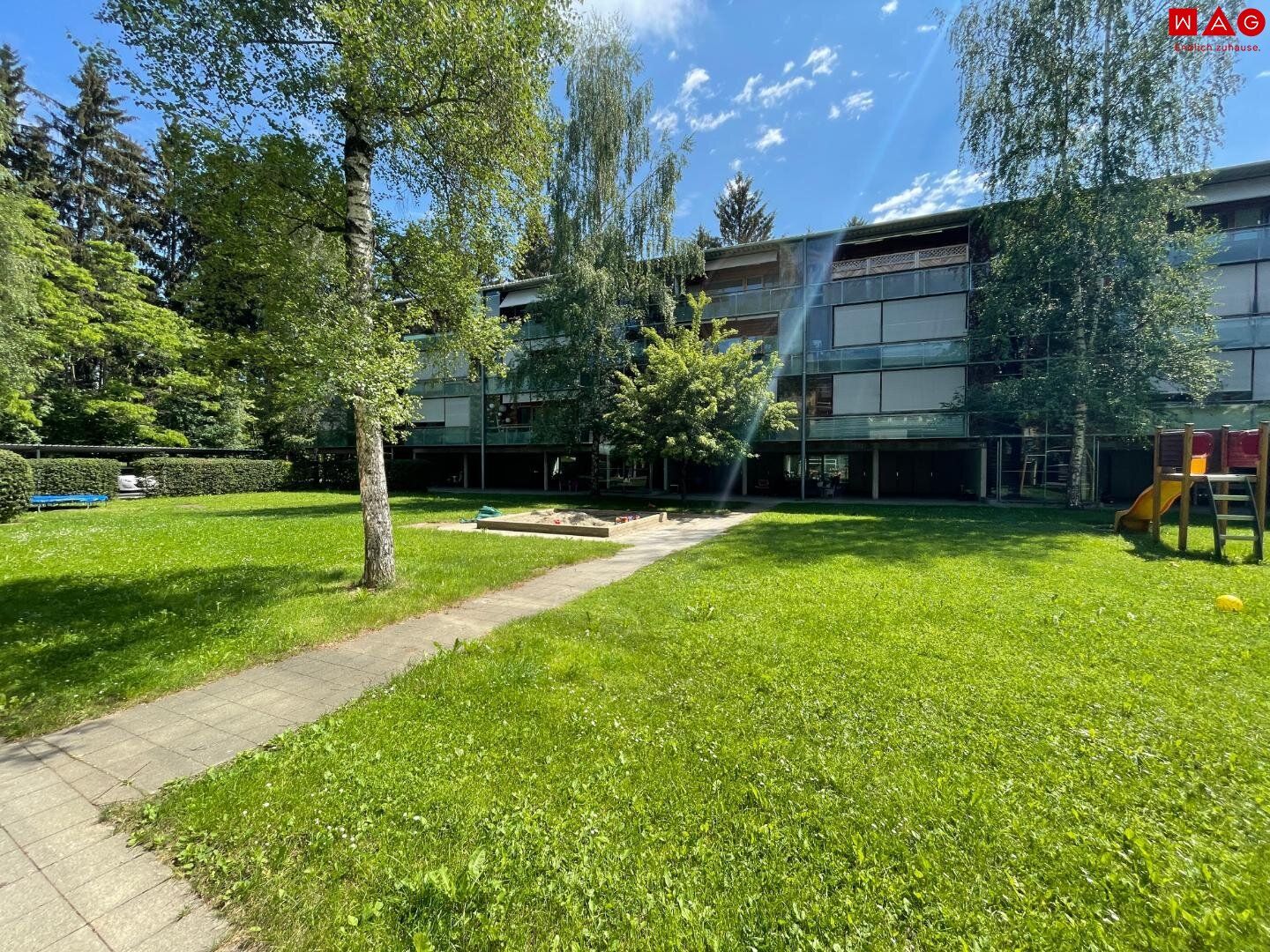 Modernes Wohnen im Holzhaus! Möblierte 3 Raumwohnung mit Balkon & Carport am grünen Ortsrand!