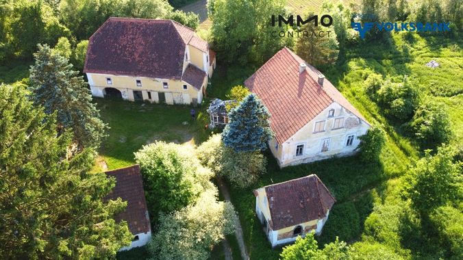 Rechts vorne die Kapelle, dann der Hof (Wohnhaus) links vorne die ehemalige Mühle