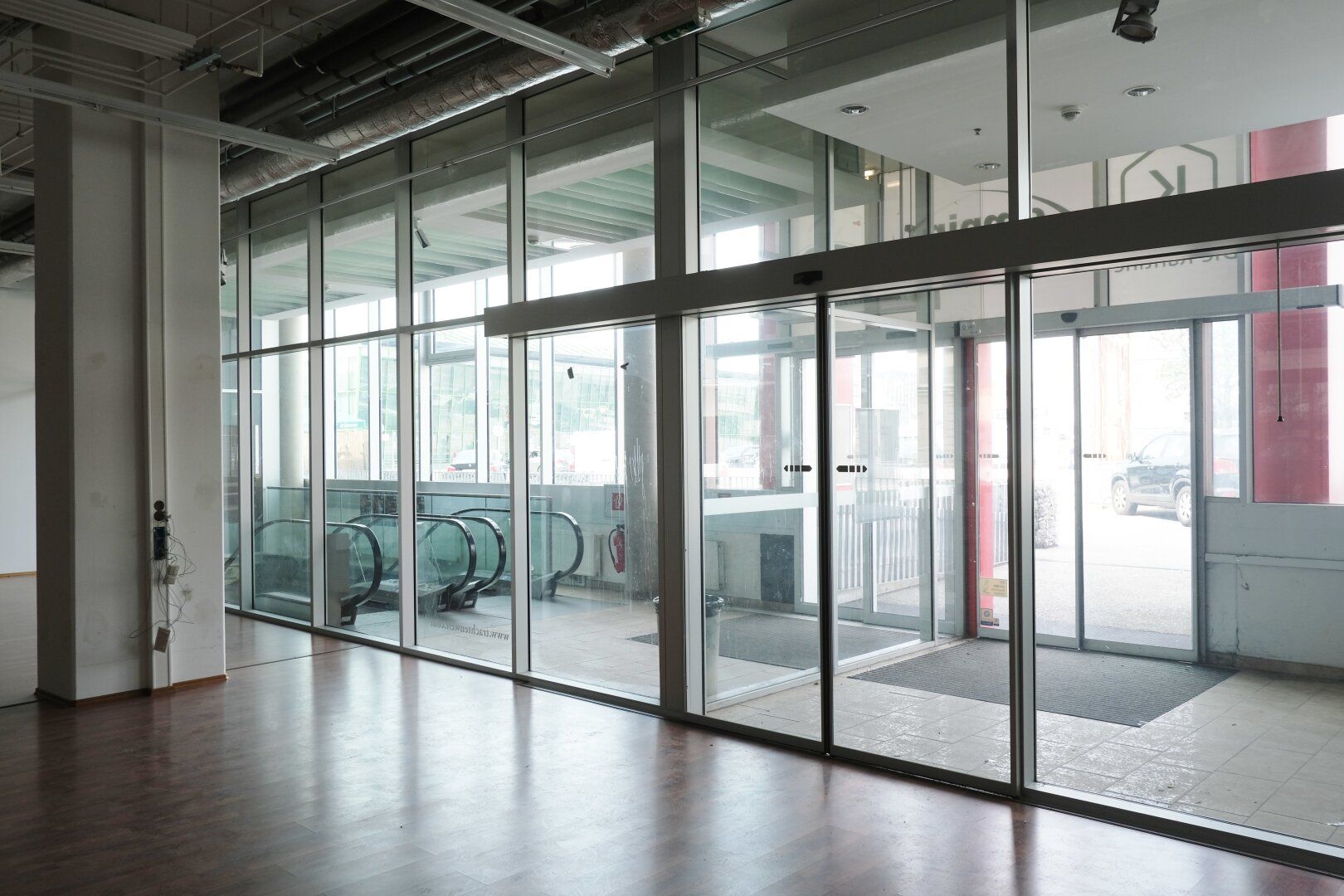 795 m² Handelsfläche | Glasfront | Parkplätze | Airport Business Point - Ansicht 2