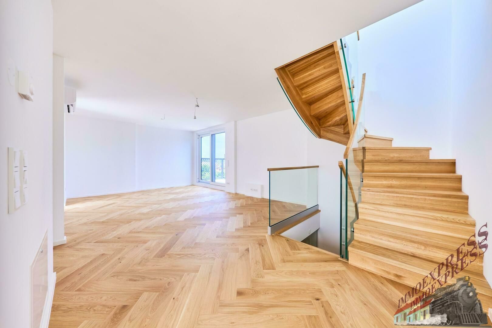 Exklusive 4-Zimmer-Wohnung mit 43 m² Panoramaterrasse - Familienhit im DG