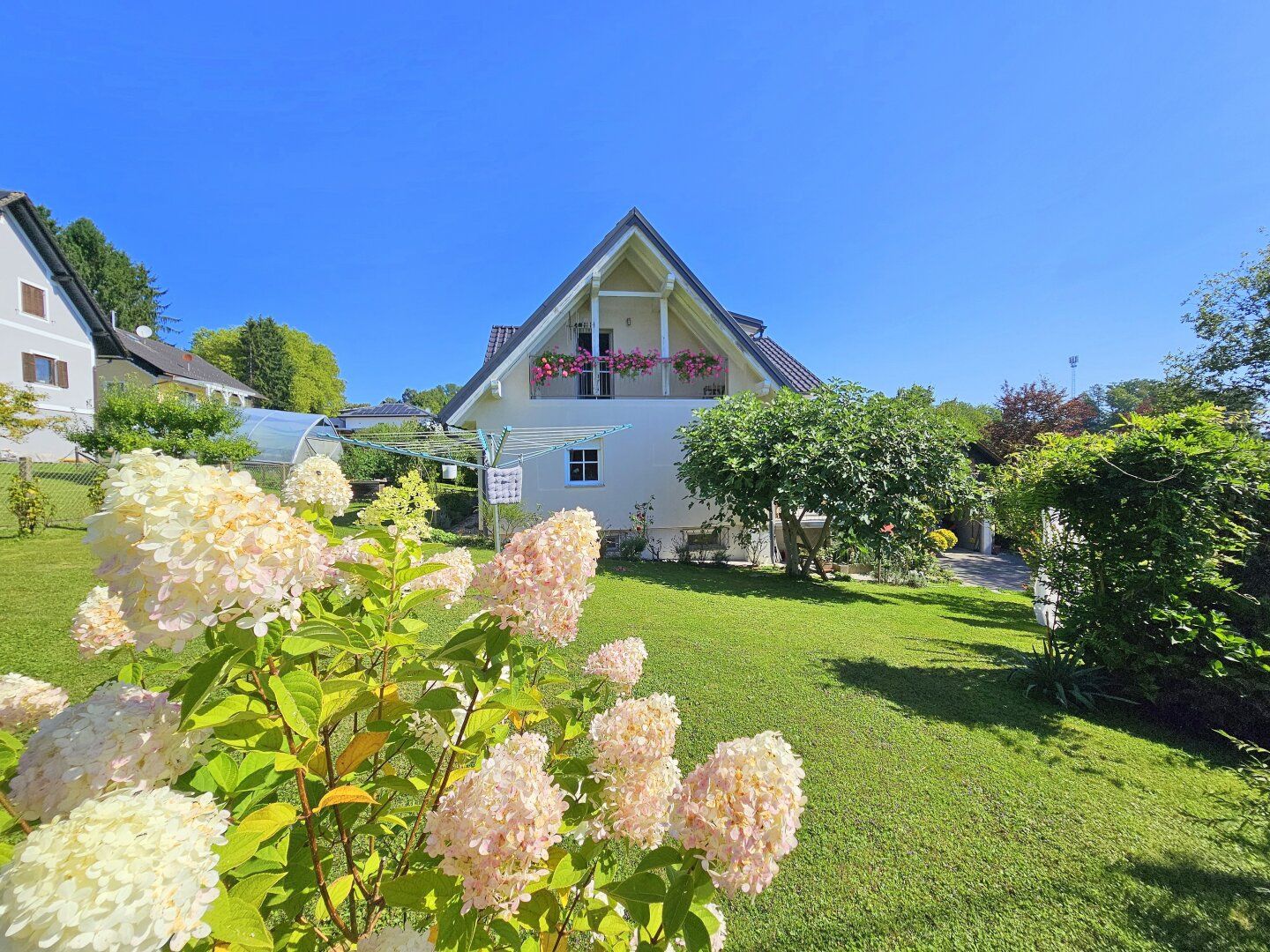 Besichtigen Sie Ihr neues Zuhause! Sonnendurchflutetes Einfamilienhaus mit schönem Grund in Fernitz-Mellach!