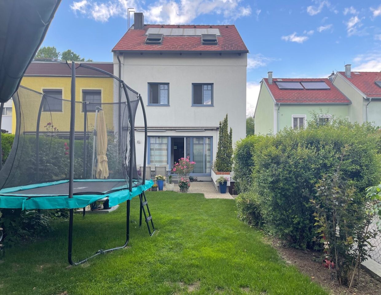 Großzügiges Reihenhaus in Wiener Neudorf mit 6 Zimmern, südseitiger Garten und Terrasse