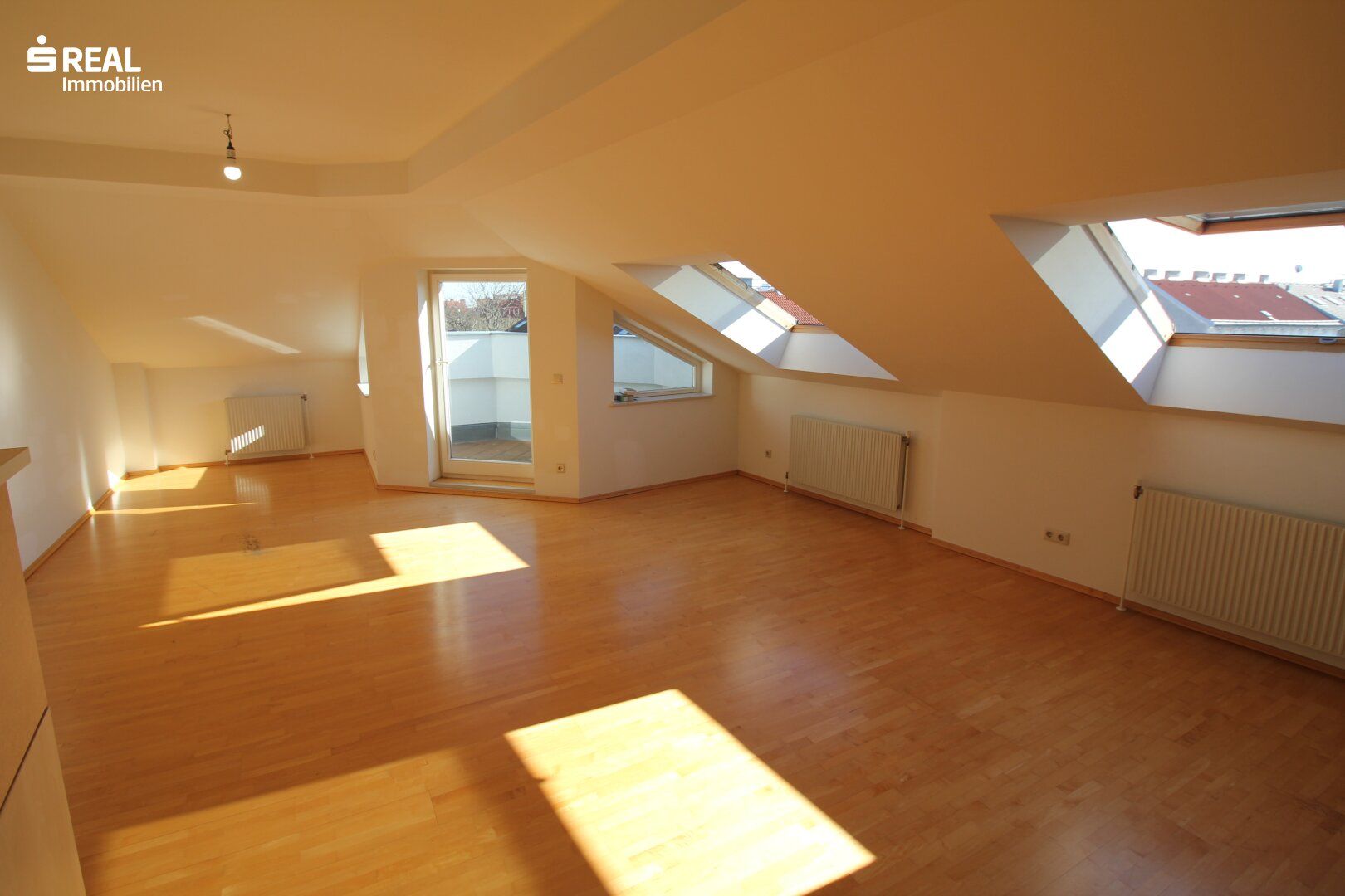 Dachgeschoss, 3 Zimmer, Terrasse, Einbauküche