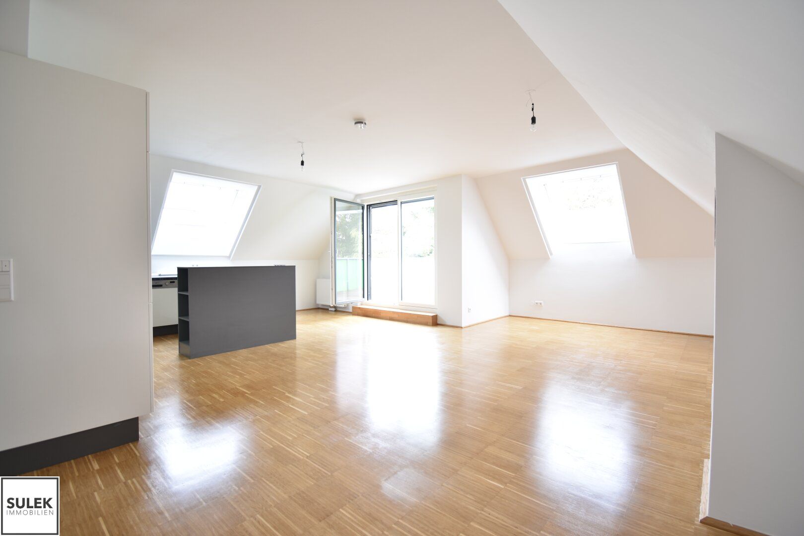 Gut geschnittene 4-Zimmer-Dachgeschosswohnung mit großer Terrasse in Hütteldorf (S+U)