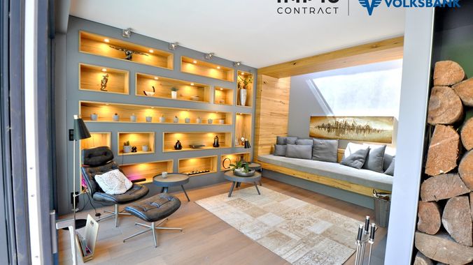Blick ins Wohnzimmer - Über der Couch ist Glas, deshalb das schöne Sonnenlicht