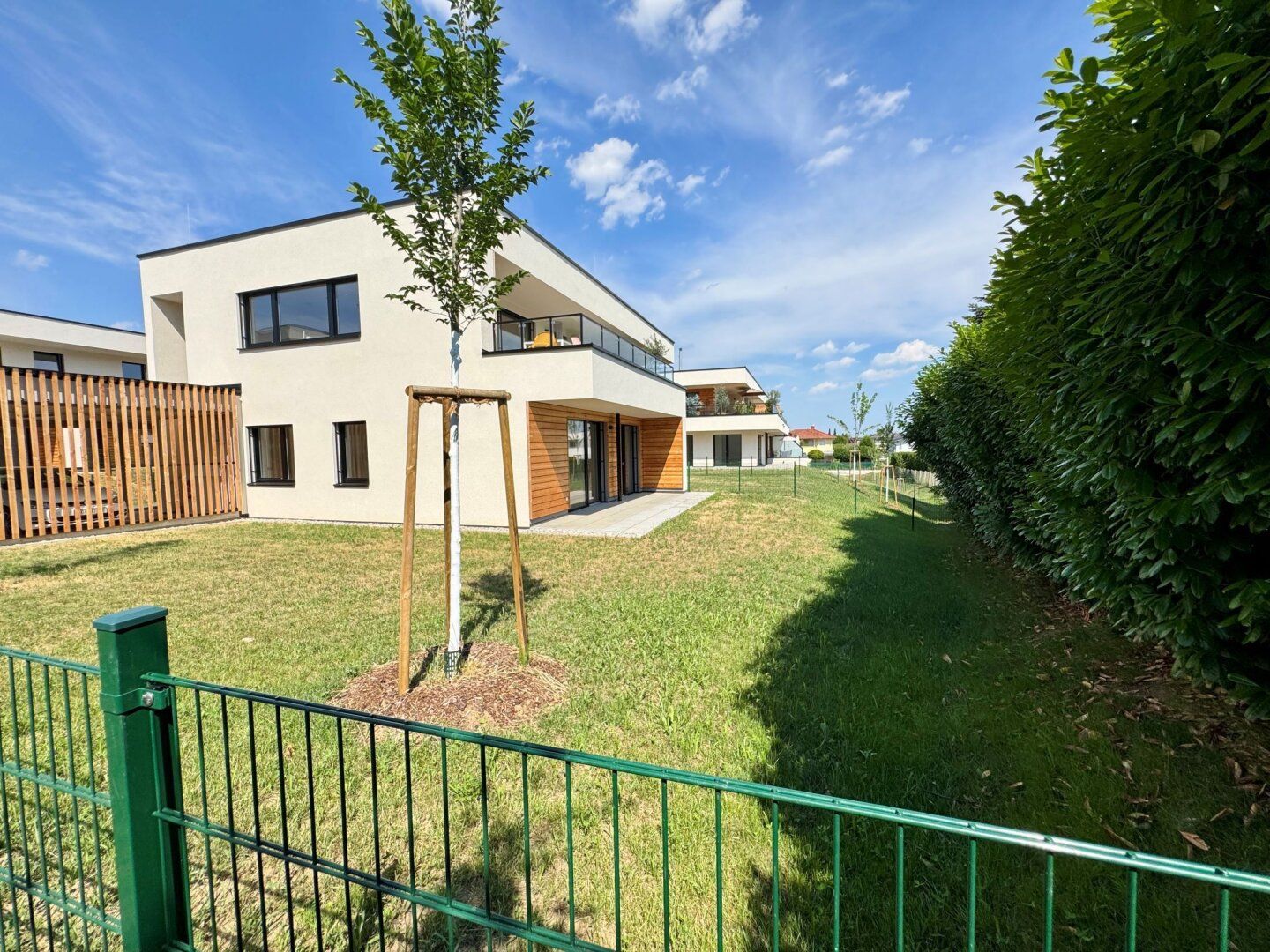 Über 260 m² Garten und Terrasse für Grünraum-Liebhaber - Nachhaltige Energienutzung - Fertigstellung demnächst!