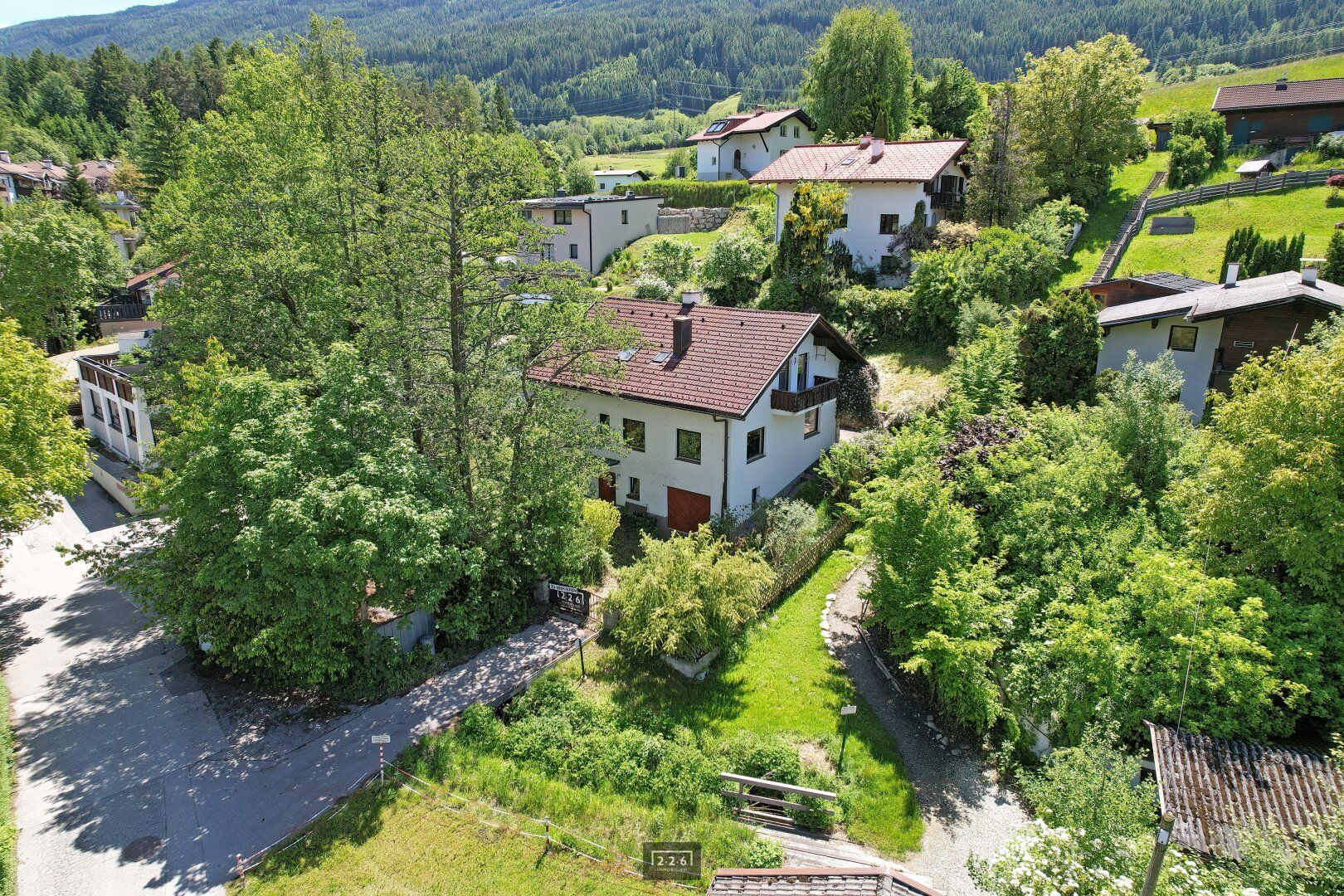 226 Immobilien: Sanierungsbedürftiges Haus in leichter Hanglage am Starkenbühel in 6073 SISTRANS