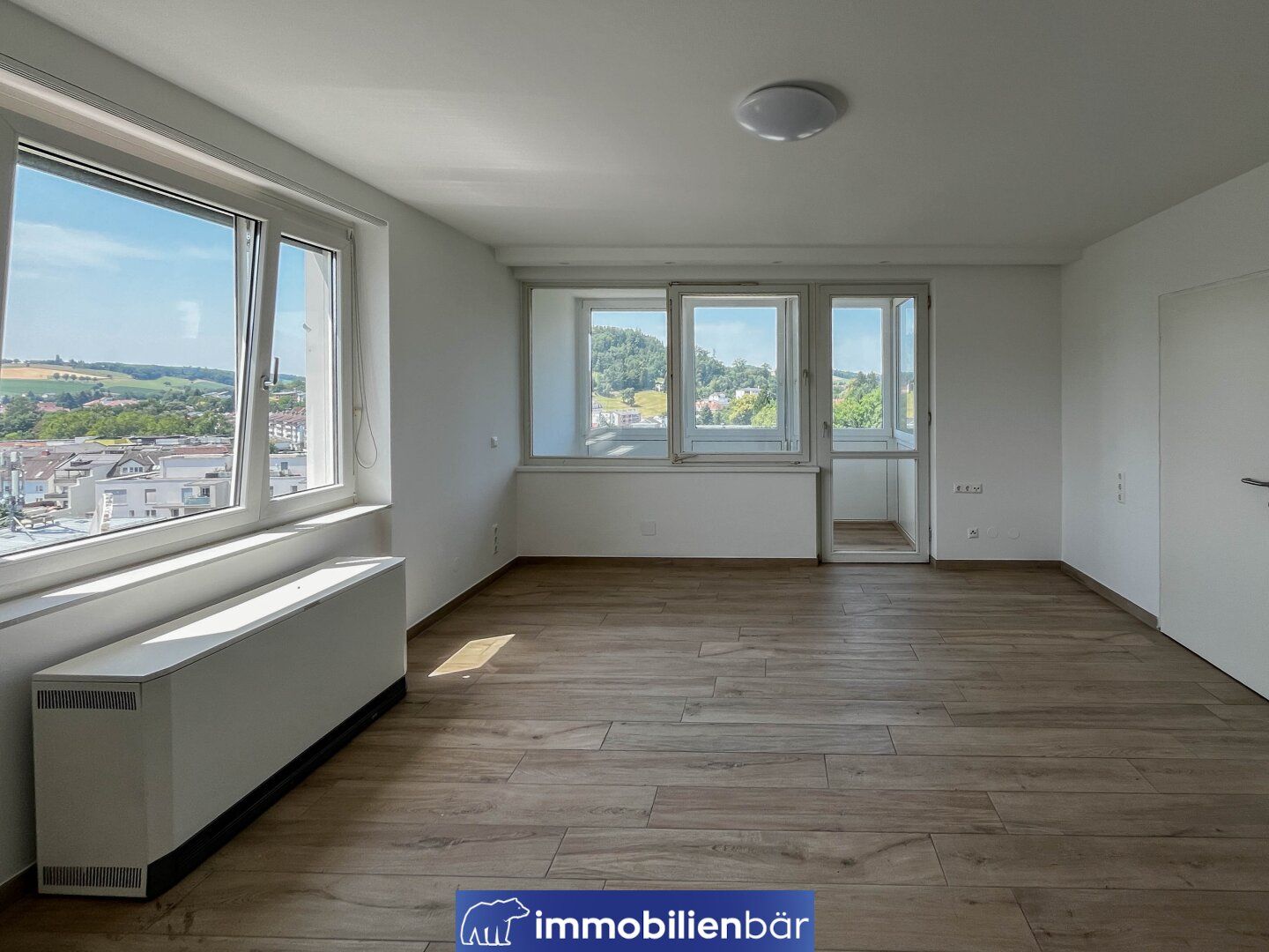 Wohnen mit Aussicht: Helle 2-Zimmer-Wohnung im 7. Stock mit Fernblick