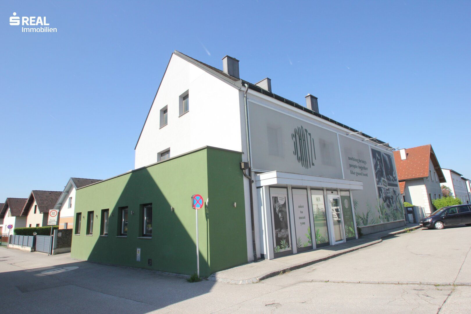 Wohnhaus mit Verkaufsgeschäft und Imbiss/Bistro