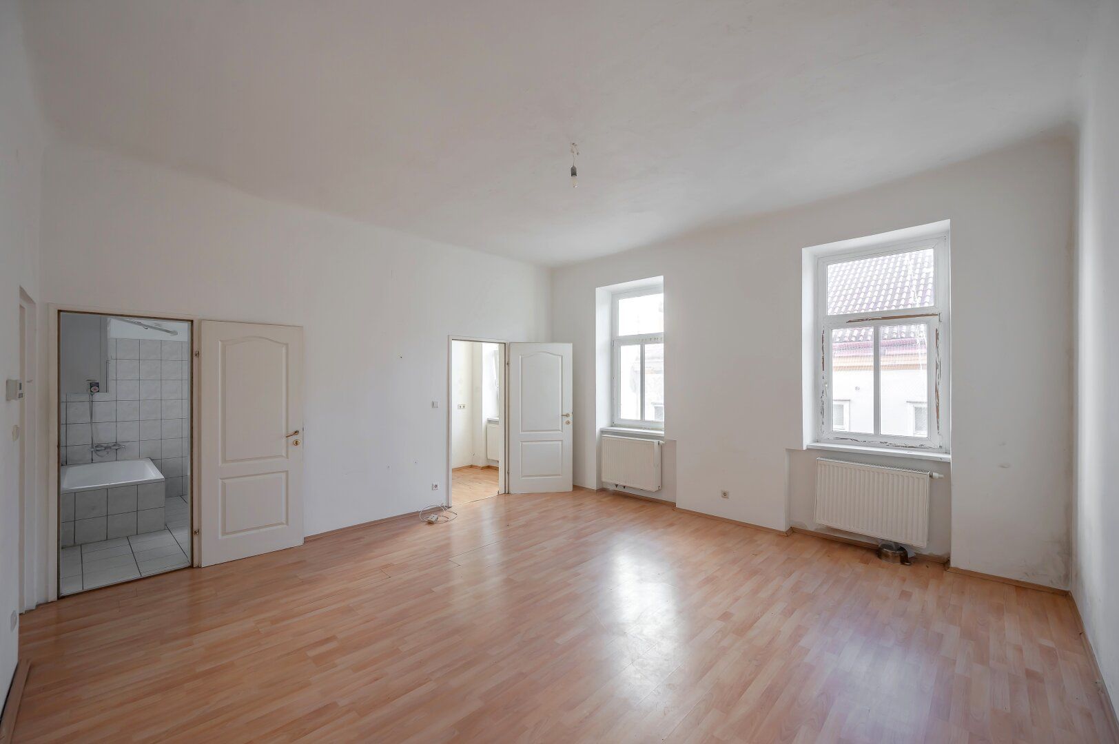 ++KLNB121++ Renovation Opportunity: 2-Room Apartment in Prime Location with Airbnb Potential