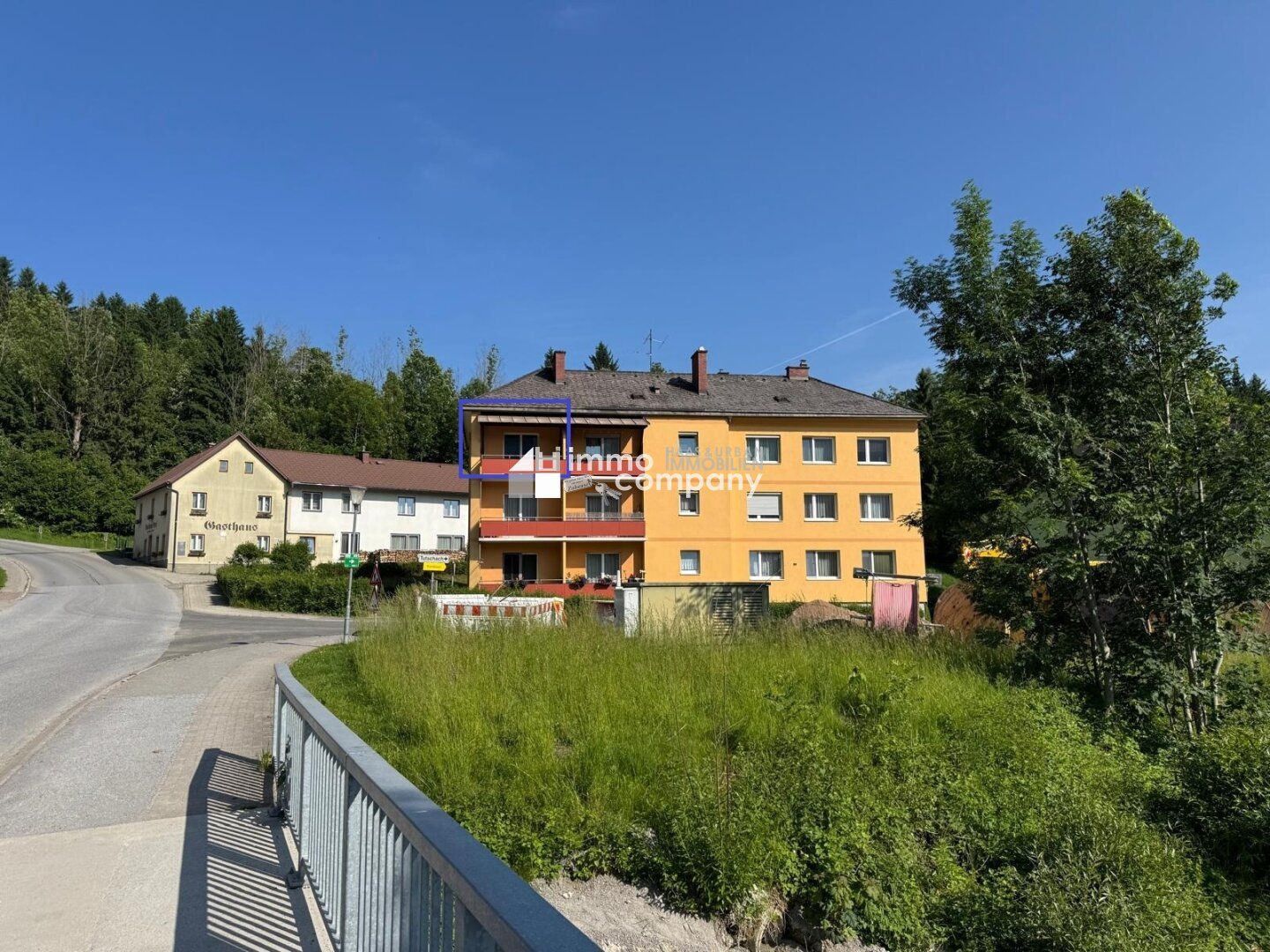 Sanierungsbedürftige 2-Zimmer-Wohnung mit Balkon und Grünblick - 2. Obergeschoss in Afflenz-Kurort