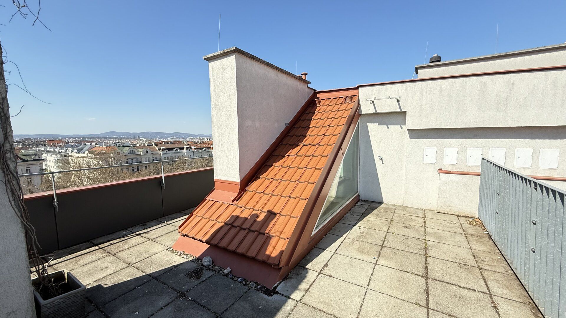 Unbefristete 4 Zimmer-Dachgeschosswohnung mit Dachterrasse ab sofort zur Anmietung frei!