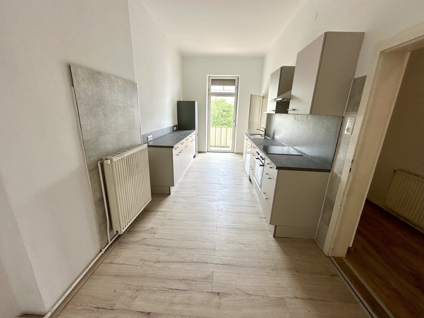 ERBEZUG NACH SANIERUNG! Ansprechende 3- Zimmer-Altbauwohnung mit Balkon nahe des Jakominiplatzes und des Augartens in Grazer Bezirk Jakomini - Provisionsfrei!