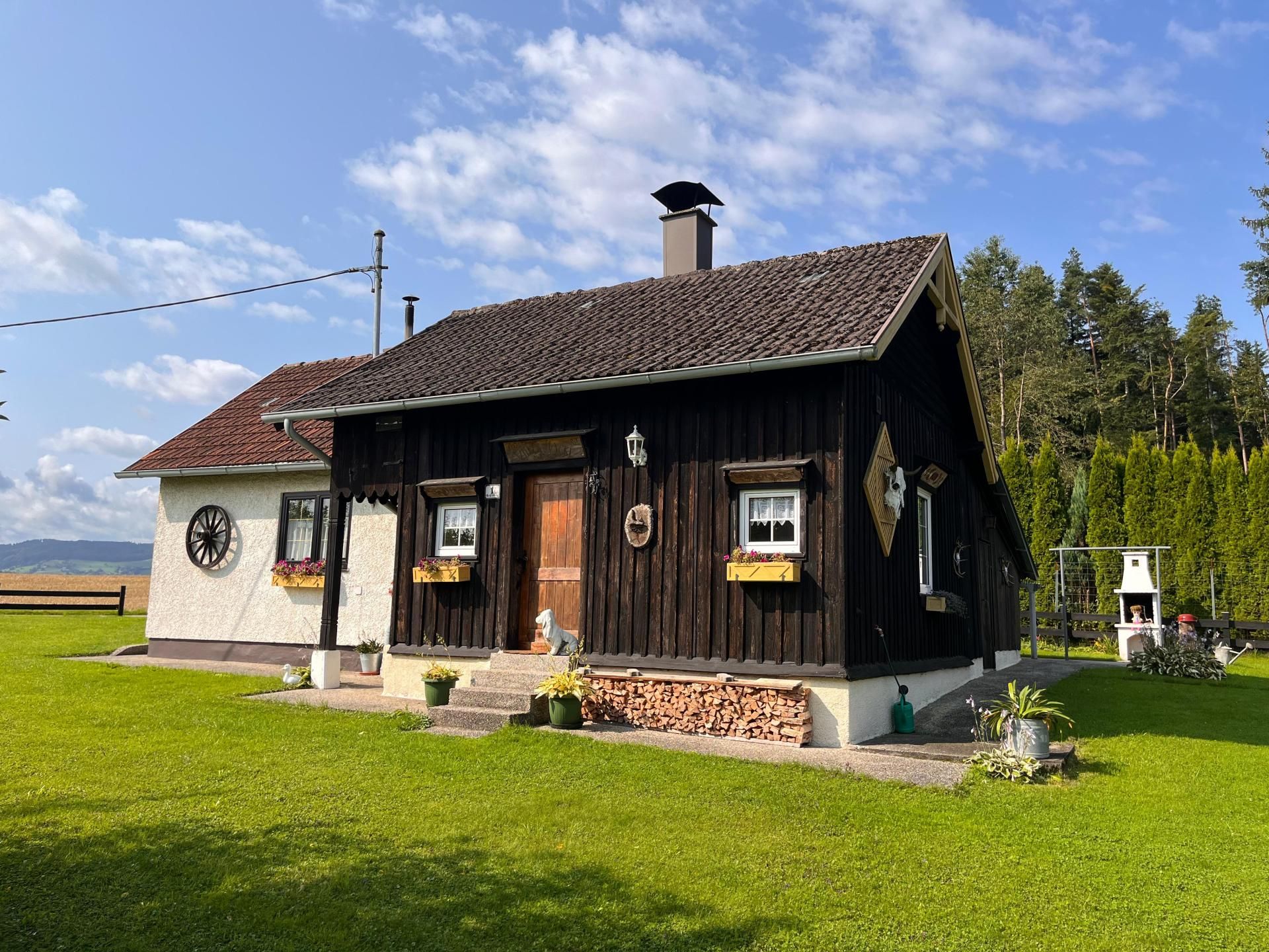 Kleines Häuschen am Waldrand