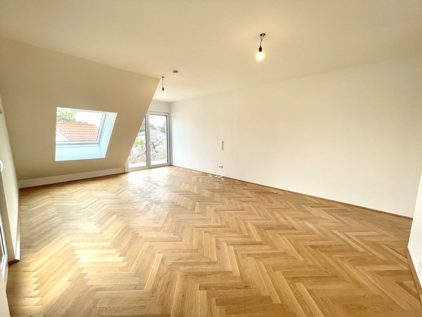 ERSTBEZUG! Traumhafte helle Dachgeschosswohnung mit Balkon!
