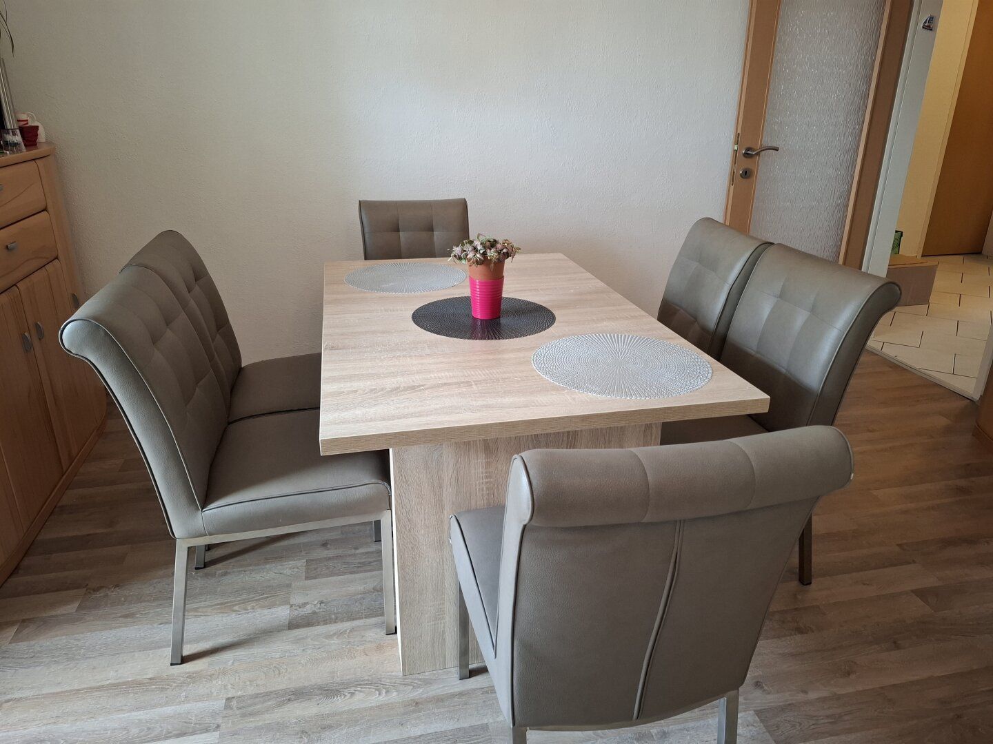 GEMÜTLICHE und HELLE 4 Zimmer-WOHNUNG mit LOGGIA