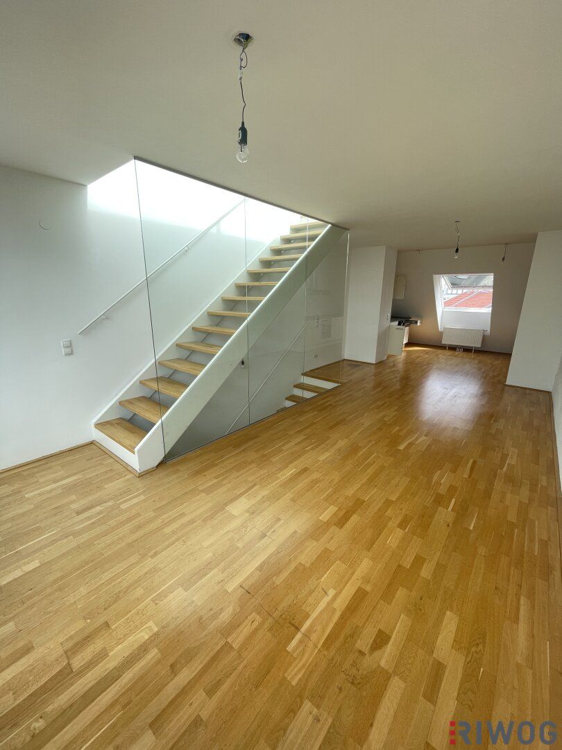 **ZENTRALE DACHGESCHOSSWOHNUNG INKL. TERRASSE**INNENHOFLAGE**2 ZIMMER**EINBAUKÜCHE**ecke Naschmarkt