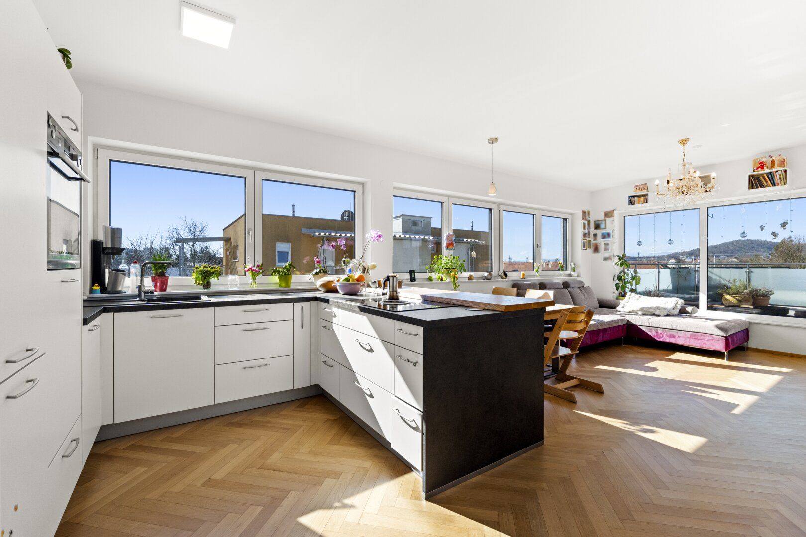 Helle - Neuwertige Terrassenwohnung in attraktiver Grazer Lage - 3 Zimmer, 2 Terrassen, Carport!!