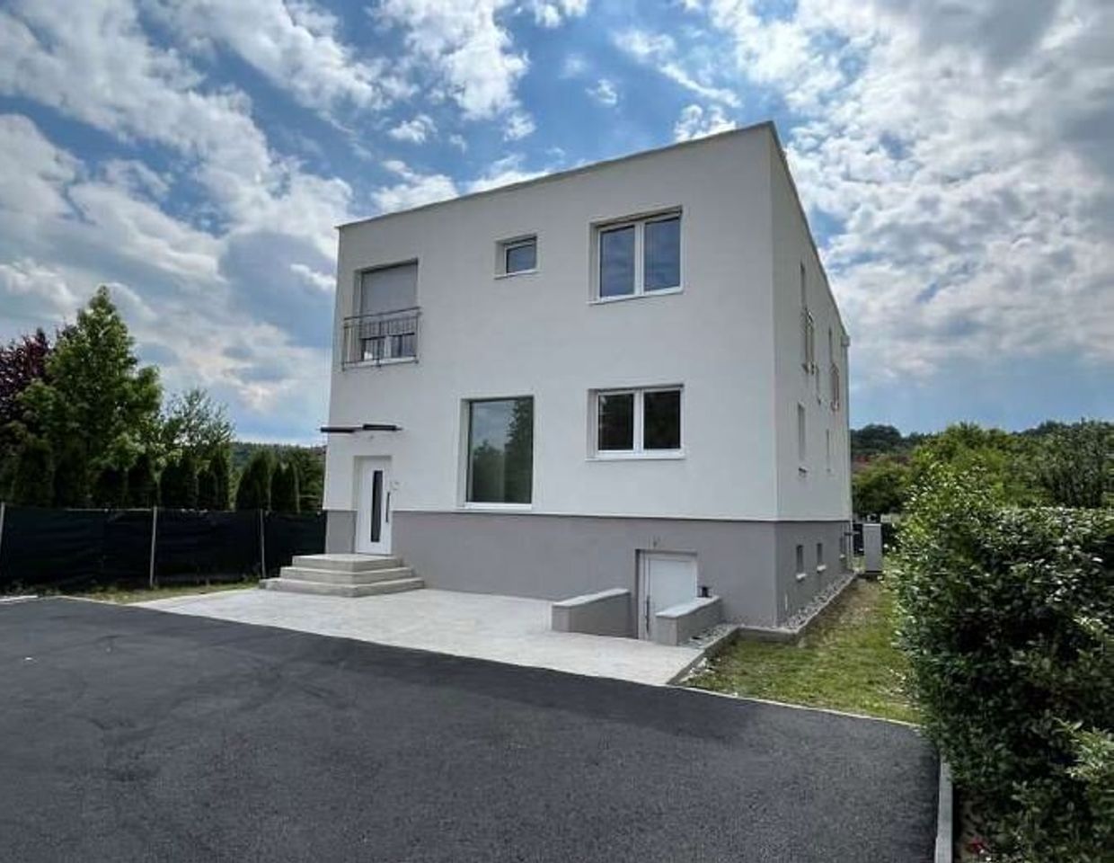 Neuwertiges Einfamilienhaus mit 5 Zimmern, 290 m² Fläche und Garten in 7422 Riedlingsdorf!