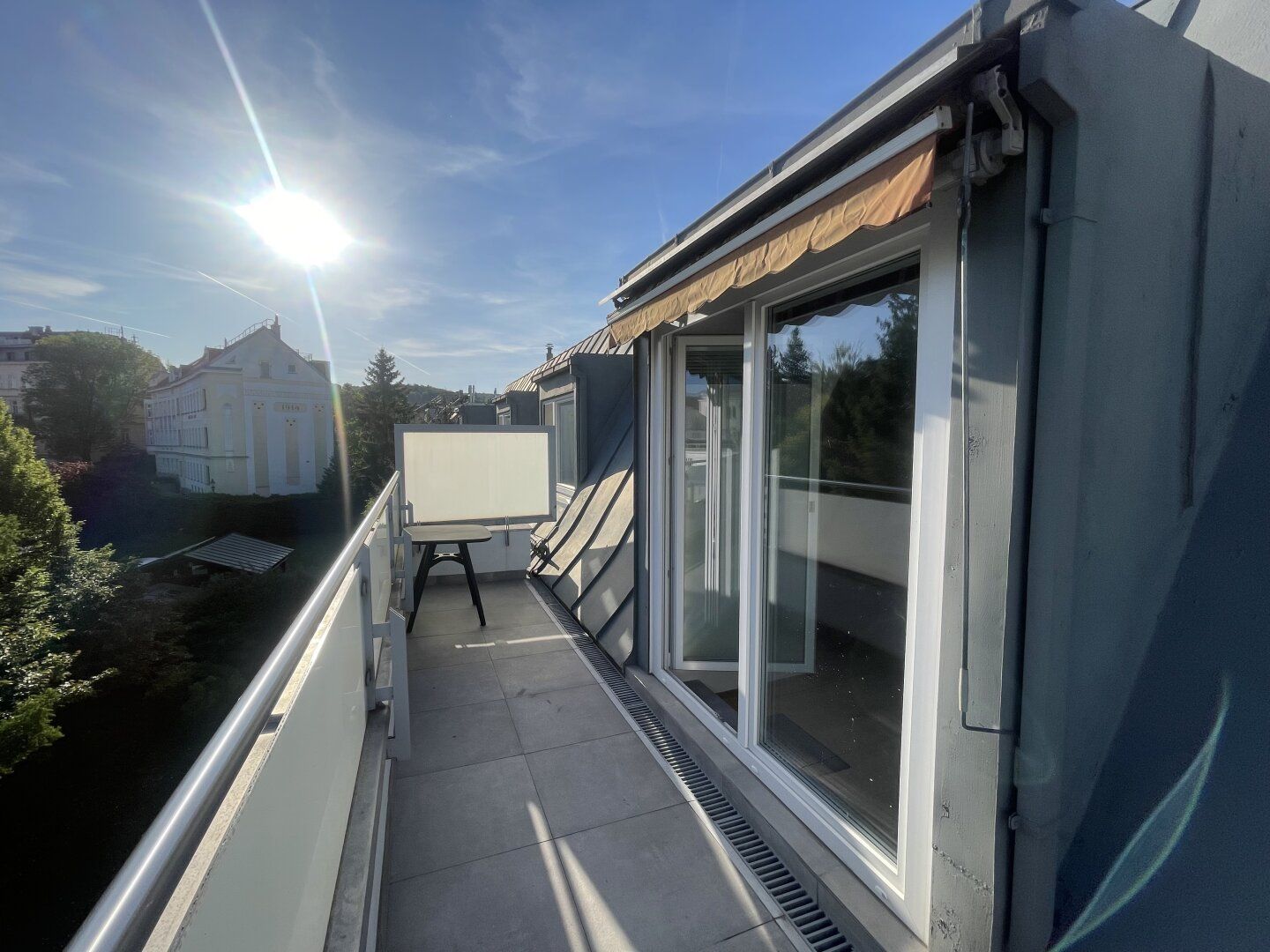 NEU-Sanierte Dachgeschoß-Wohnung mit großer Terrasse am Fuße des Wilhelminenbergs