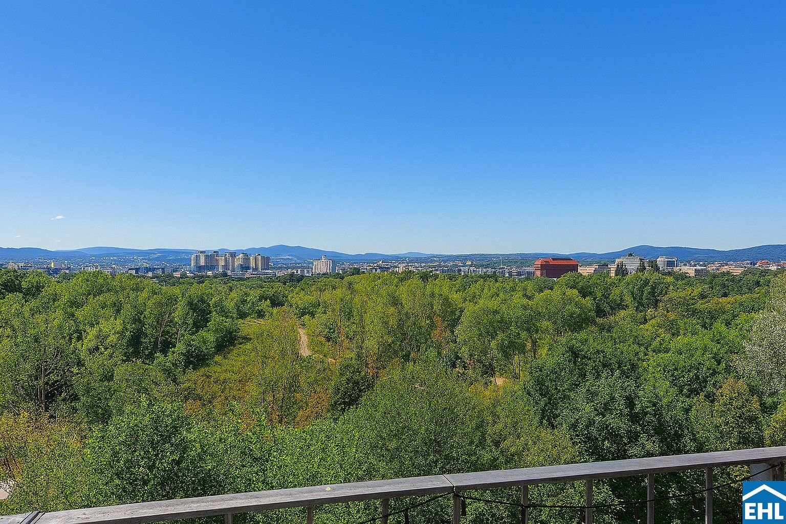 2-Zimmer-Wohnung mit traumhaften Blick ins Grüne und Pool!
