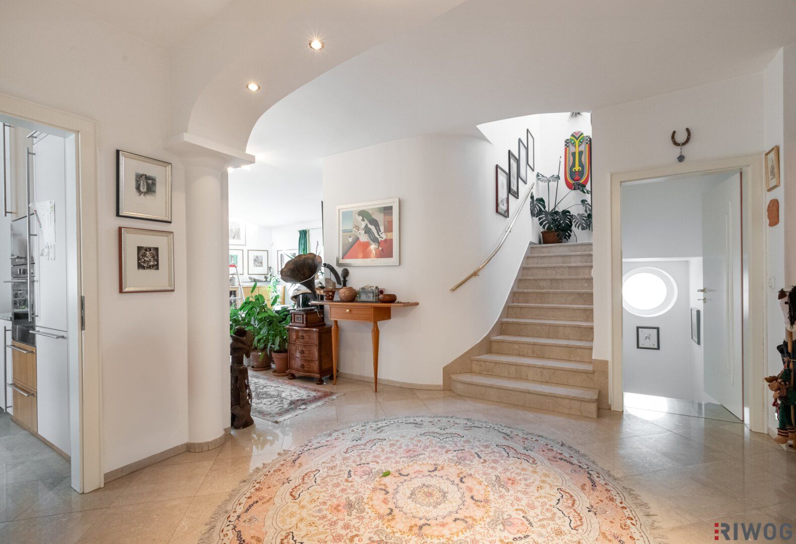 RESIDIEREN BEIM ROTEN BERG II GARAGE II SAUNA II NEUE PV-ANLAGE II 6 ZIMMER II 4 BÄDER II 54m² WOHNZIMMER MIT KAMIN II 2 TERRASSEN II BALKON II GARTEN II GROSSER KELLER - Vista 3
