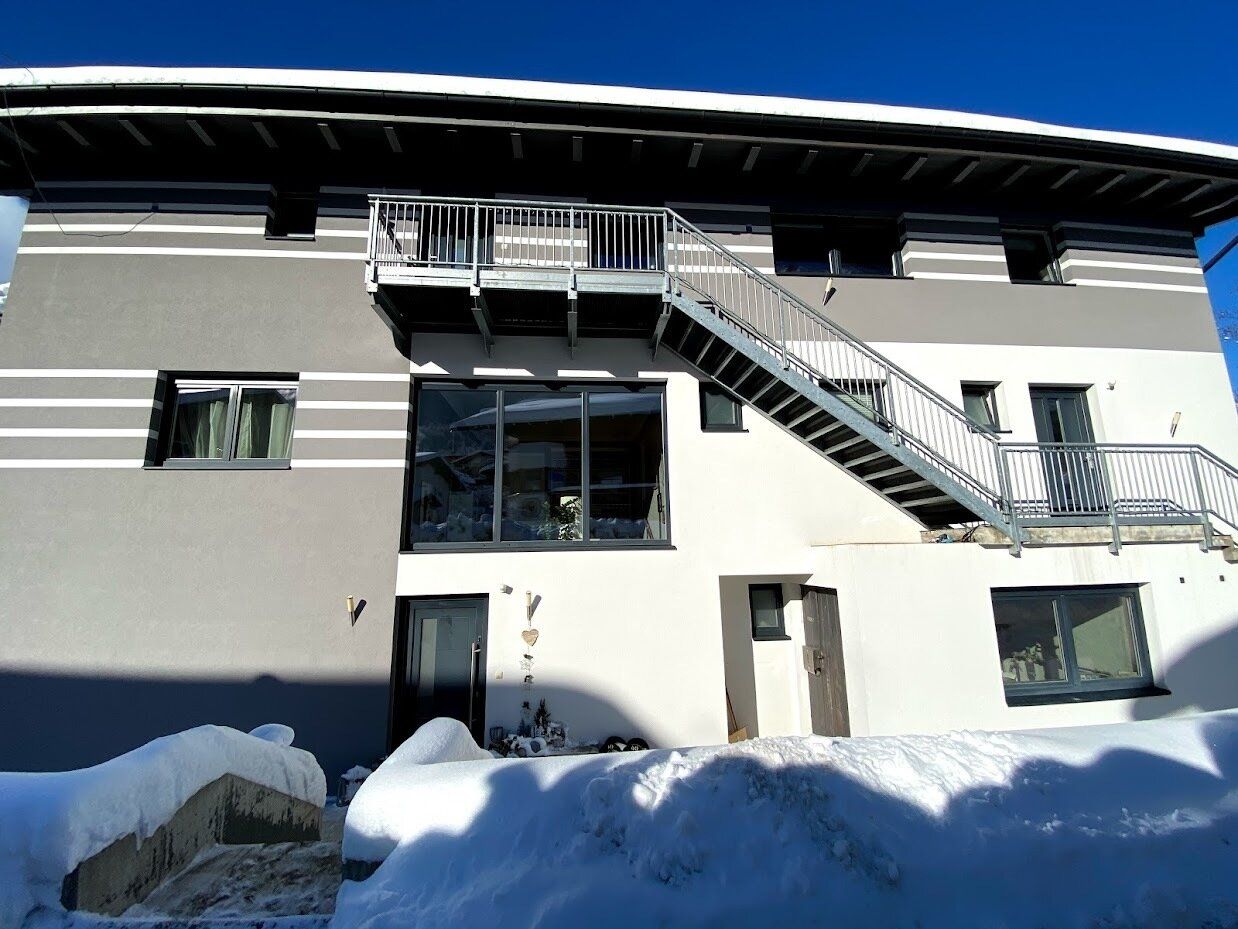 Profitables, modernes Haus mit drei Wohneinheiten