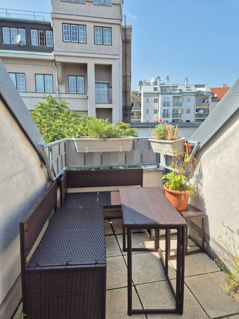 Dachgeschosswohnung in der Sandwirtgasse: ab November frei!