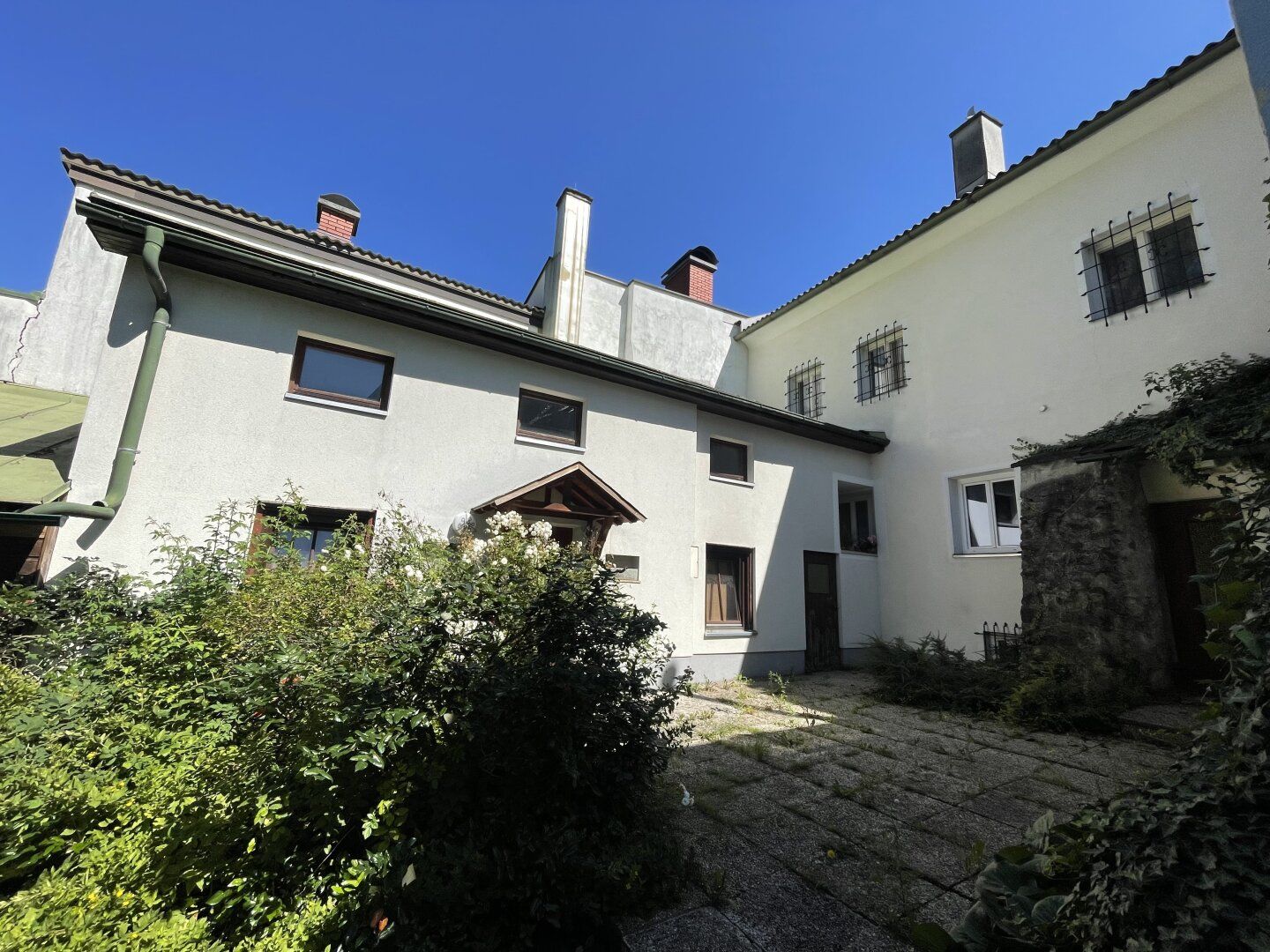 Großes Wohnhaus mit Garten, Garage, Doppel-Carport, Einliegerwohnung, 