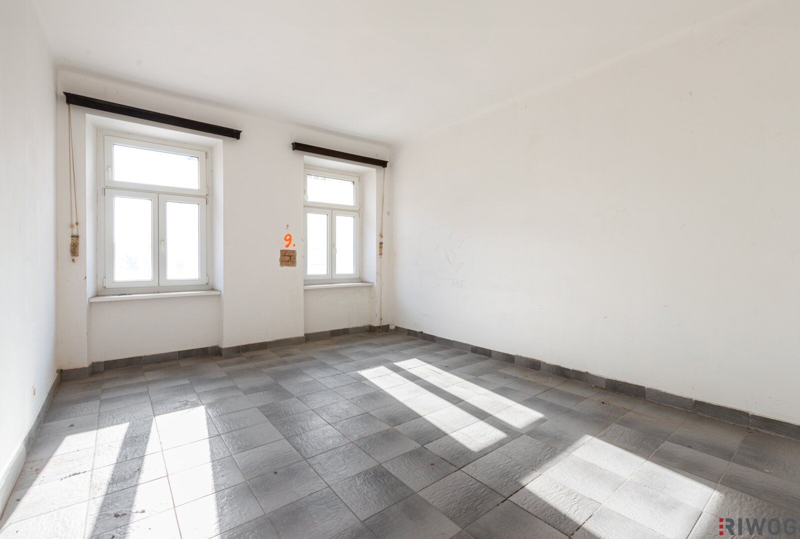 Sanierungsbedürftige Garçonnière | Nähe Matzleinsdorfer Platz (S-Bahn-Station und künftig U2-Station)