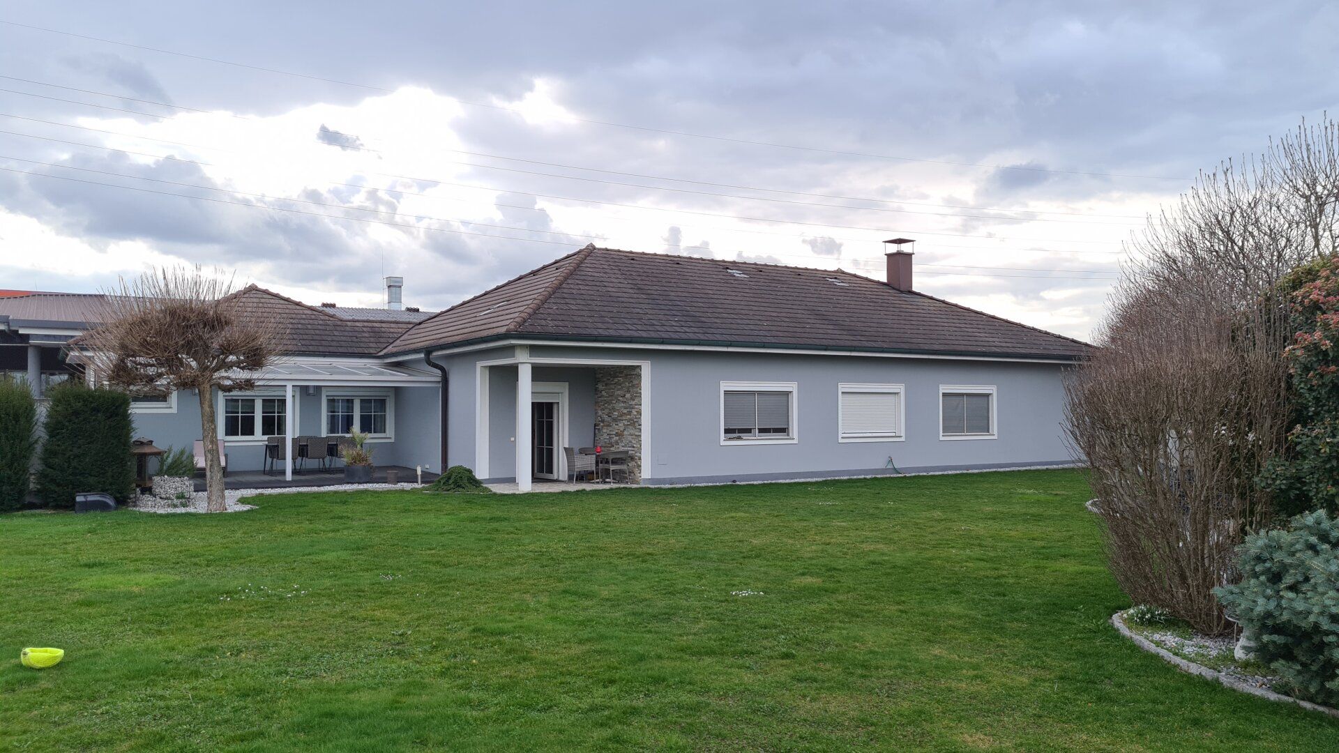 Haus - Arbeiten und Wohnen, Wintergarten, Terrasse, Garten, Garagen