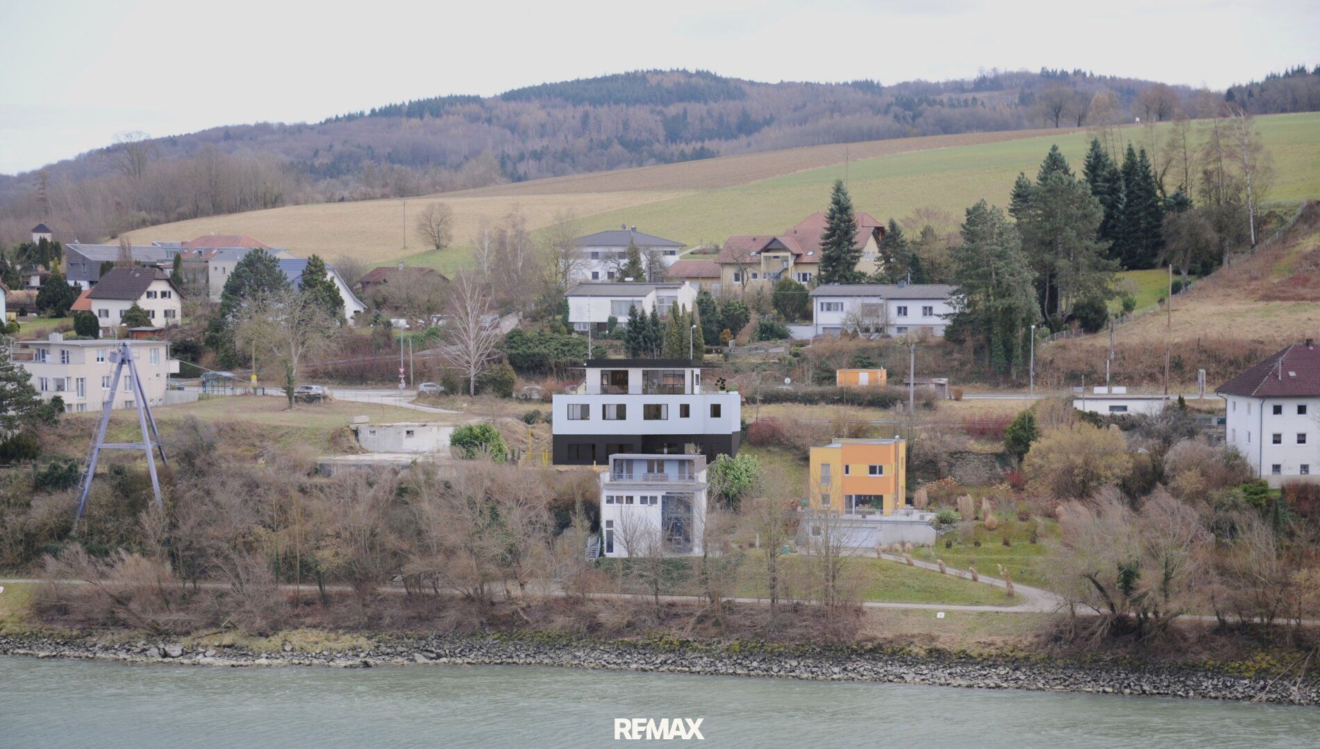 Exklusives Baugrundstück an der Donau mit fertigem Einfamilienhaus-Projekt - Mehr