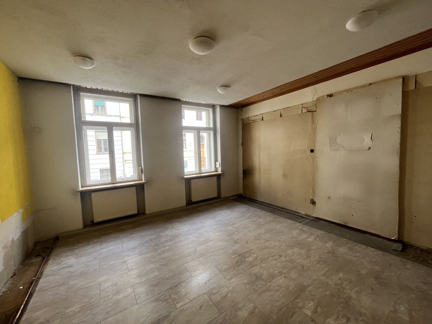 Direkt bei der TU Graz - Sanierungsbedürftige 3-Zimmer-Wohnung in bester Innenstadtlage - WG-geeignet und mit rd. 81 m² großen Eigengarten – pohled 2