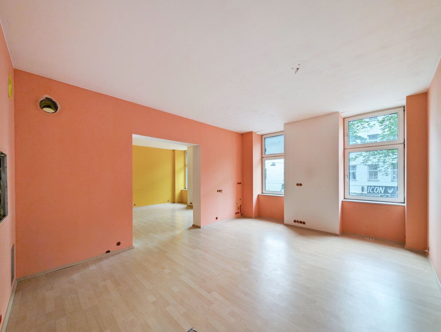 ++Q18++ Renovation-needed 2-room old building flat, lots of potential