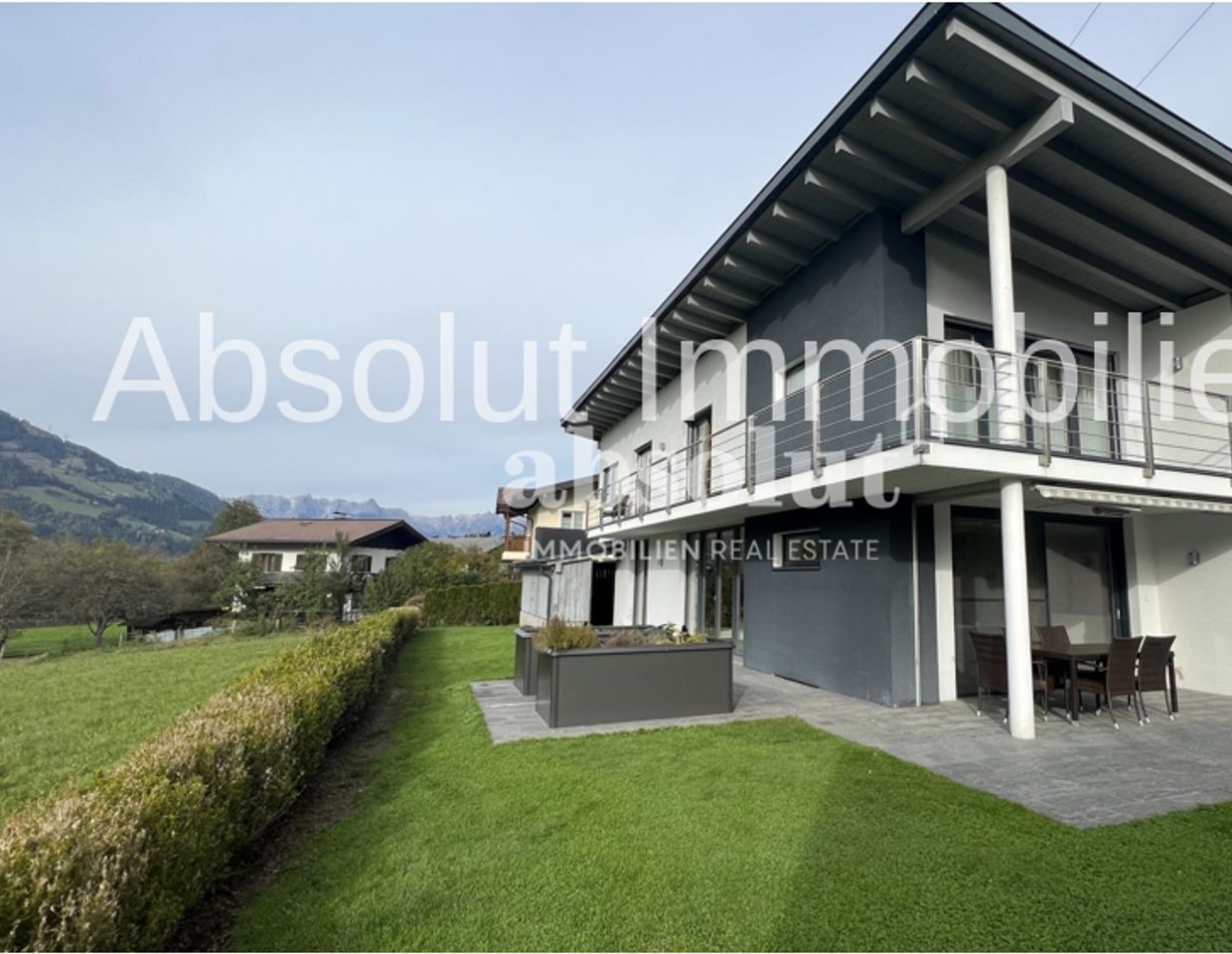 Modernes Mehrfamilienhaus in ruhiger Lage, unweit des Zentrums von St. Johann/Pongau. 2 x Carport