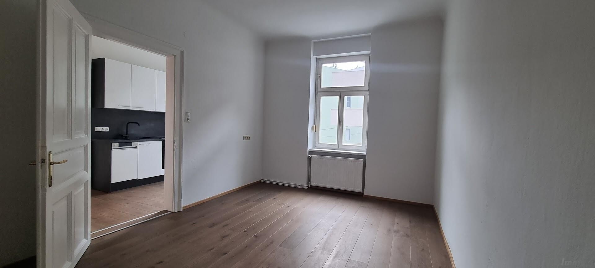 vermietete, zentrale Altbauwohnung, neu renoviert mit Holzdielenboden und moderner Küche