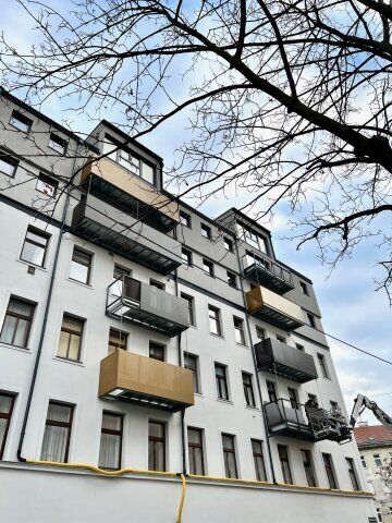 Sanierungsbedürftige, sonnige 46,11 m² im Altbau, 3. Liftstock westseitig, weiter Blick!