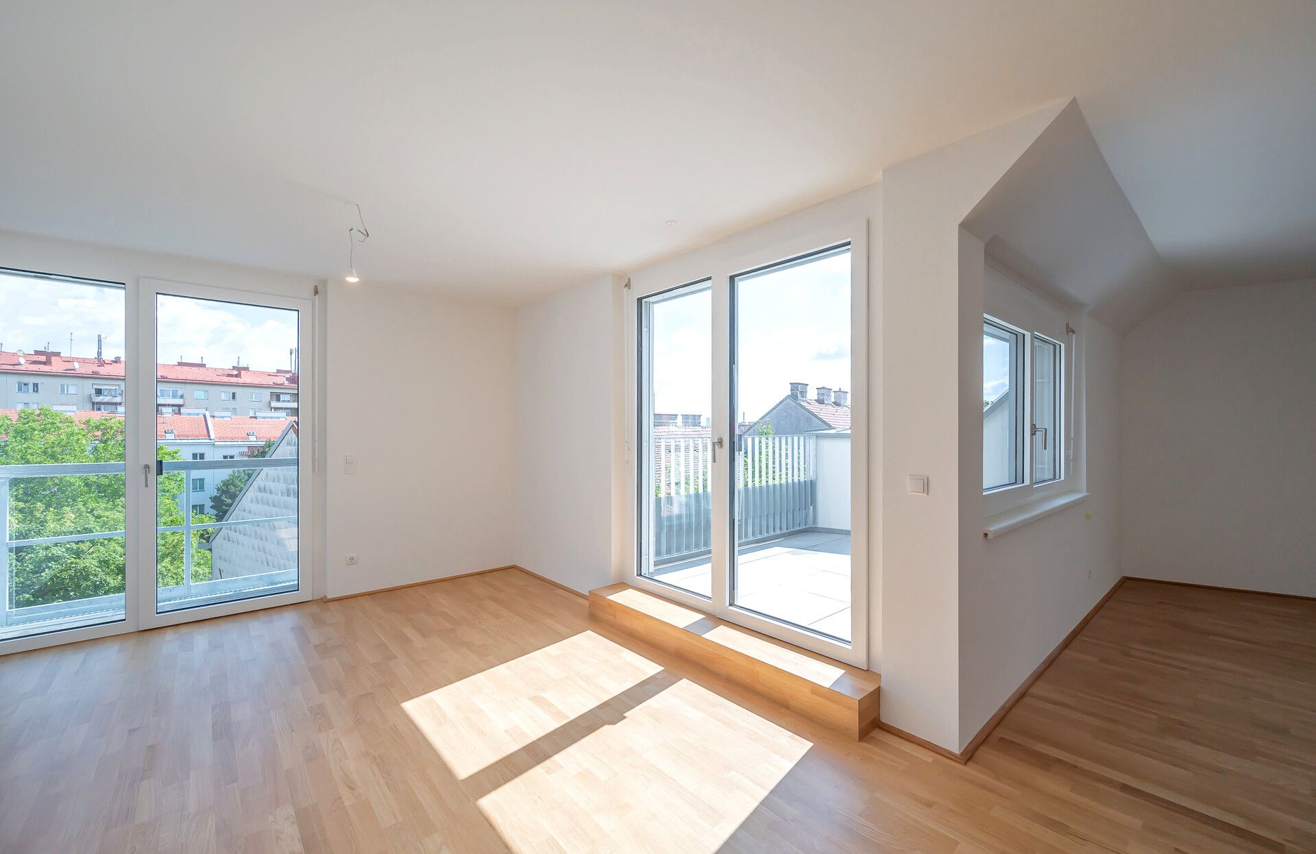 Erstbezug: Sonnige, klimatisierte Zwei-Zimmer-Dachgeschoßwohnung mit Terrasse - sofort verfügbar - zu mieten in 1170 Wien