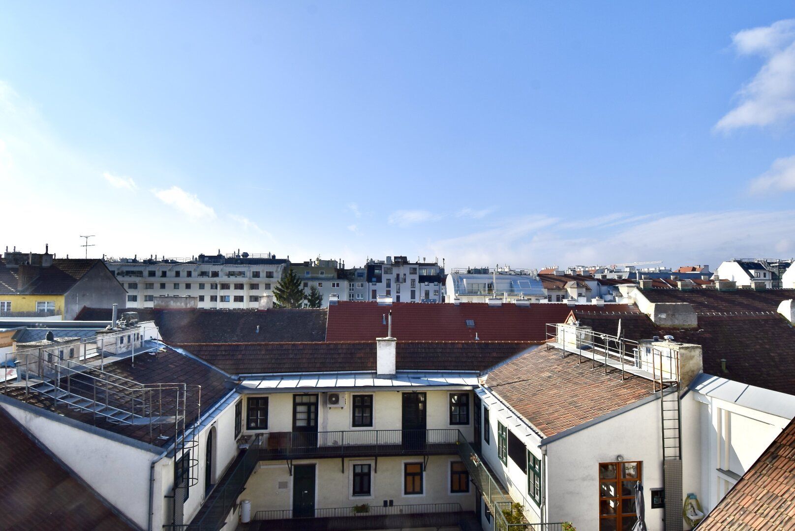 Weitblick, Ruhe & zentrale Lage - Sonnige Altbauwohnung mit Balkon