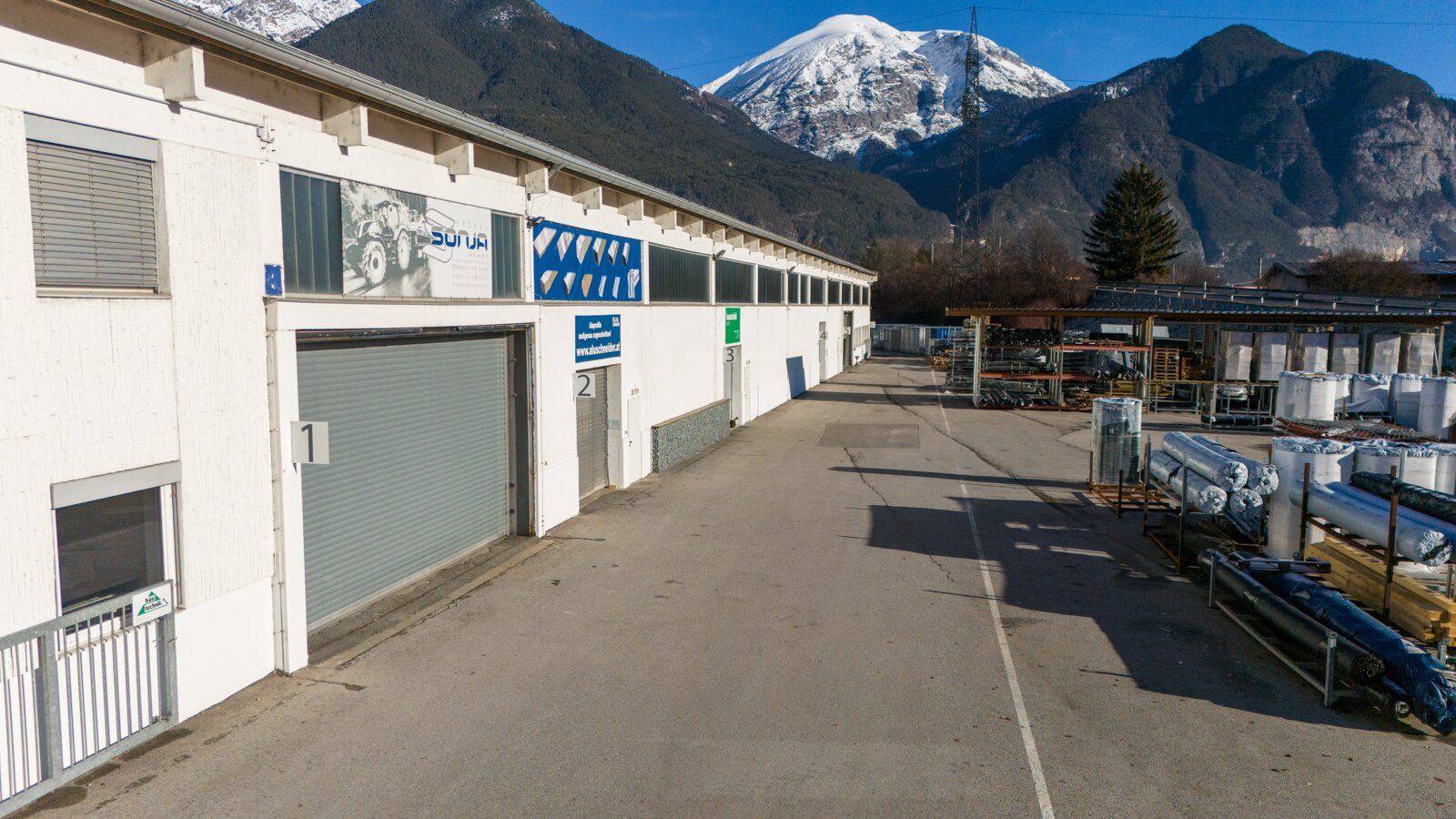 Zirl / Tirol: 255,60 m² Lagerhalle mit 64 m² Büro an der A12 - Abfahrt Zirl West - Mehr