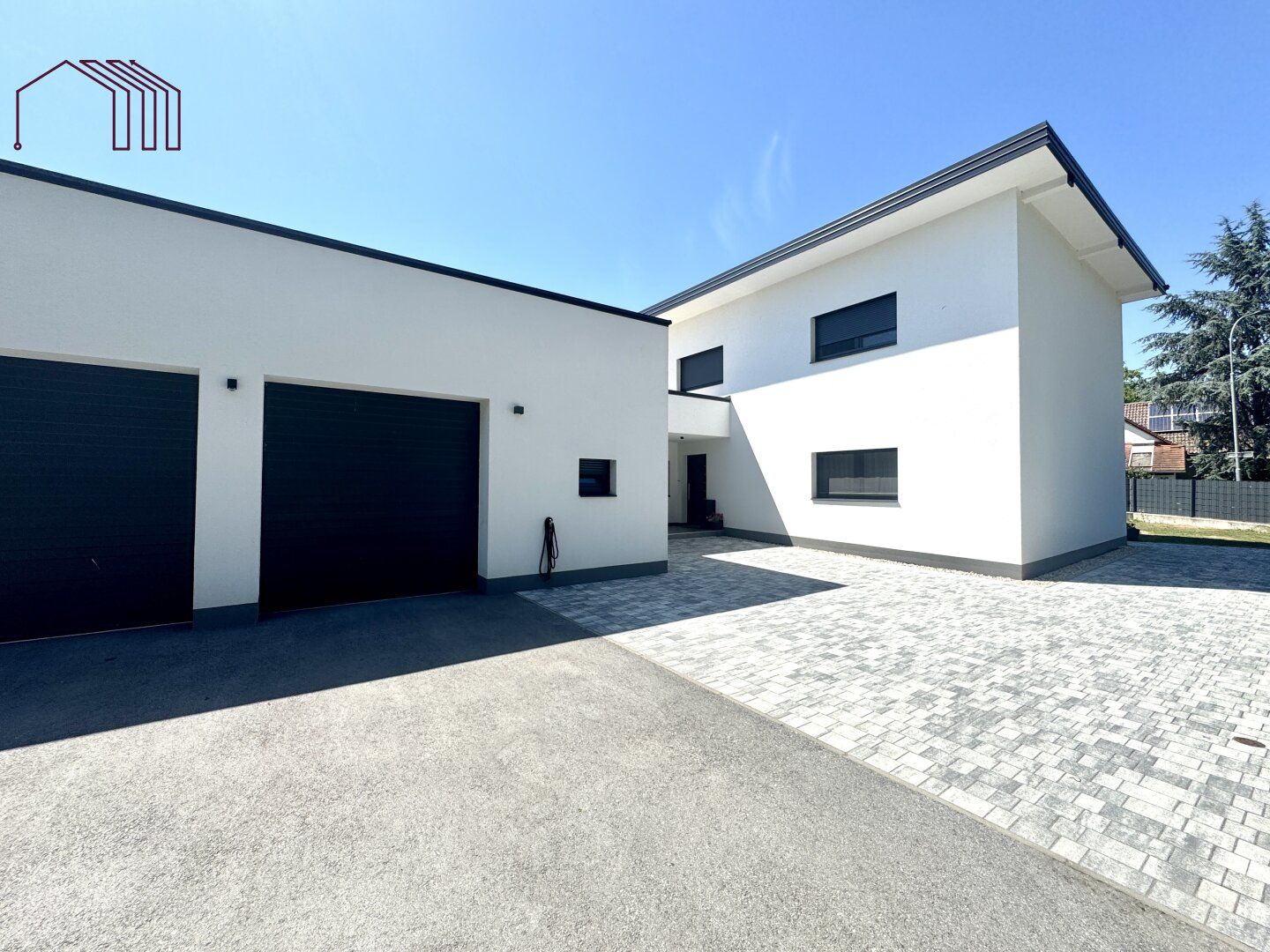 FAMILIENIDYLLE IM GRÜNEN : Großzügiges Einfamilienhaus mit hochwertiger Ausstattung & extragroßer Garage (Hebebühnen-geeignet!)