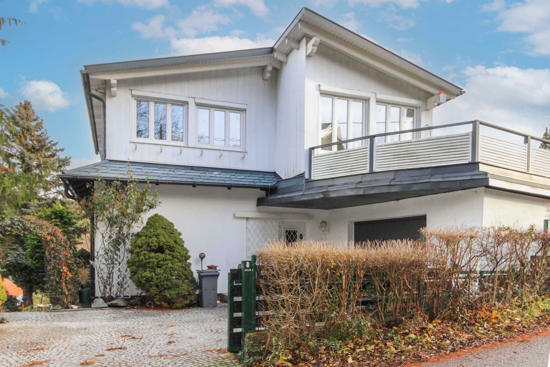 Schmuckstück! Traumhaus in Grub - Wohnen im Grünen - oder Anlegeobjekt mit 3 Wohneinheiten