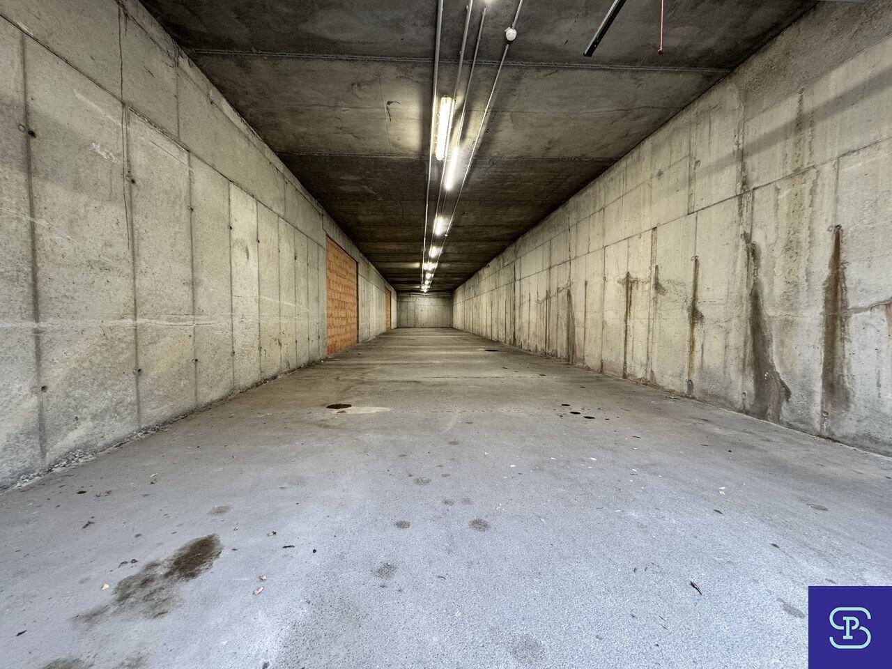 Ebenerdige 218m² Lagerfläche mit Rolltor Nähe Rautenweg - 1220 Wien