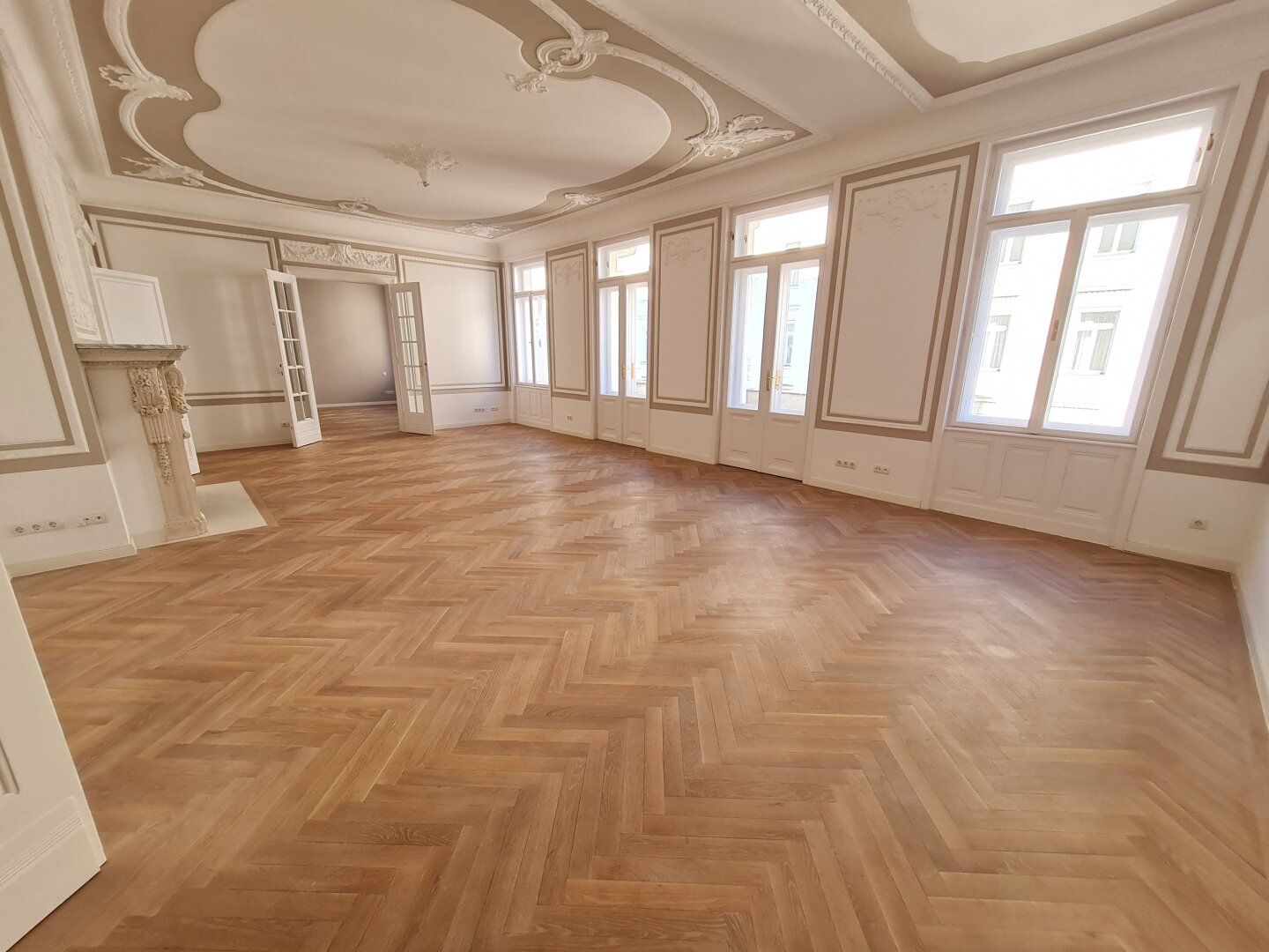 LUXURIÖSE, 160 m² ARCHITEKTENRENOVIERTE ALTBAUWOHNUNG!