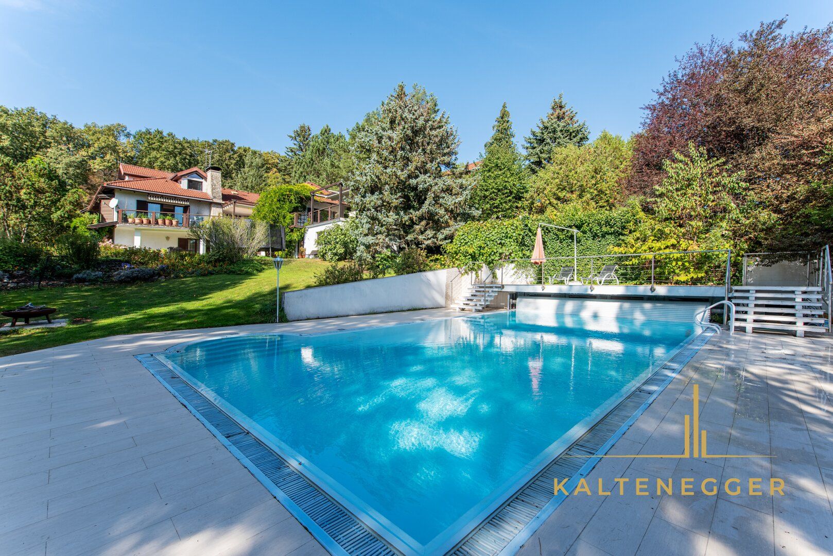 Traumgrundstück mit 320 m² Villa, großem Pool und Fernblick