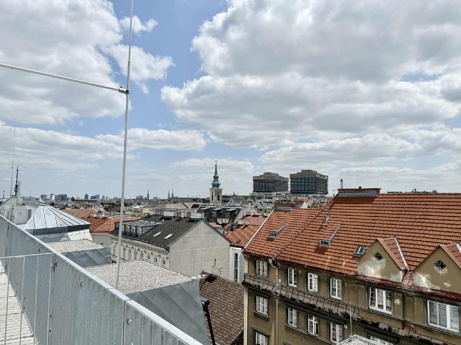 Eleganz trifft Lage - Neubau-Dachgeschosswohnung in Toplage